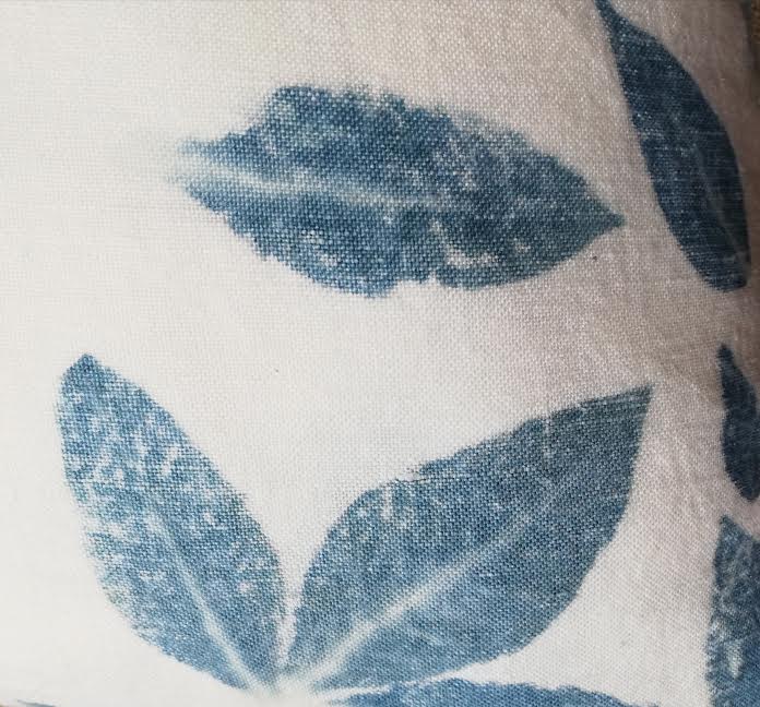 Lininis augalais margintas pagalvėlės užvalkalas „Indigo lapeliai“