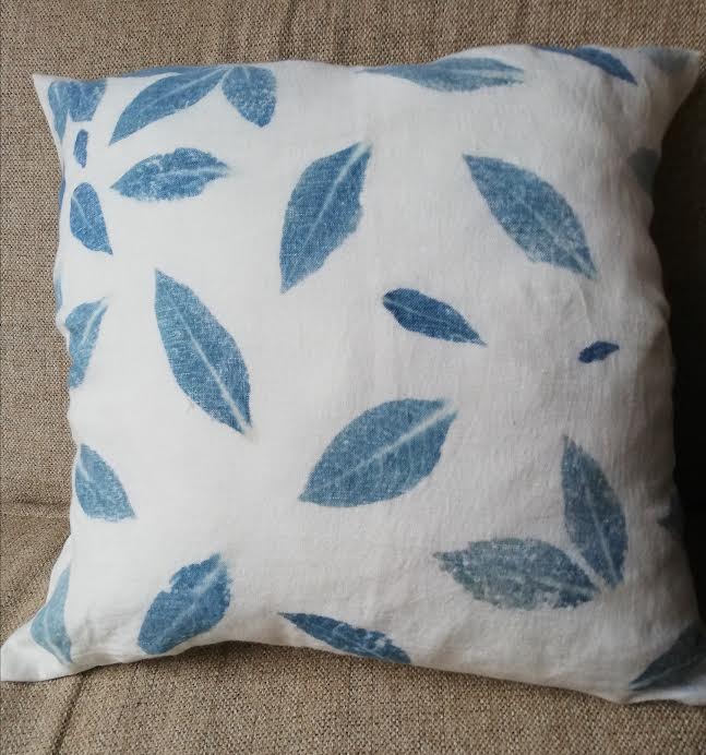 Lininis augalais margintas pagalvėlės užvalkalas „Indigo lapeliai“