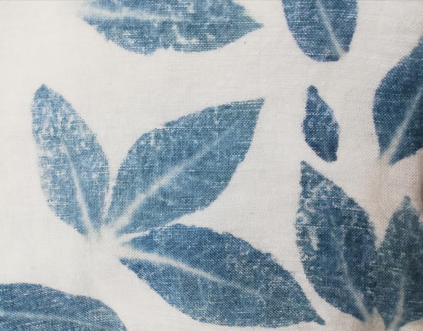 Lininis augalais margintas pagalvėlės užvalkalas „Indigo lapeliai“