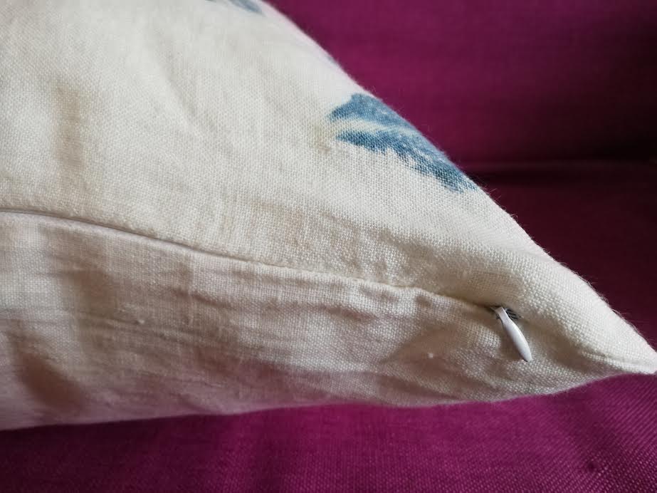 Lininis augalais margintas pagalvėlės užvalkalas „Indigo lapeliai“