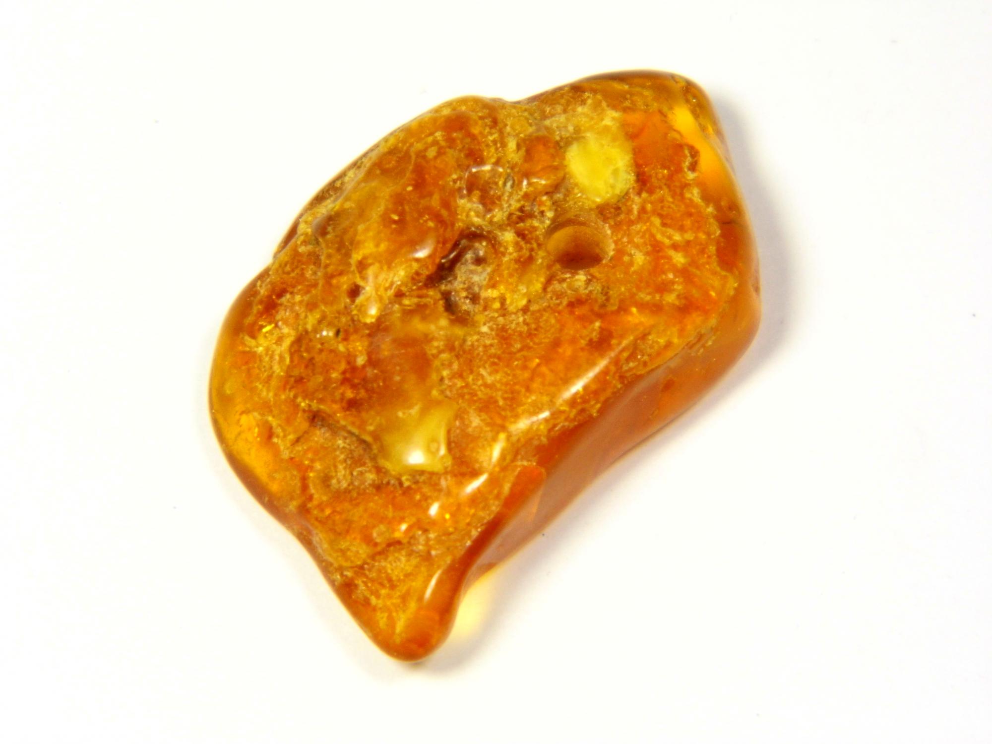Gintarinis pakabukas amuletas su skyle. 2,5gr. rudo gintaro pakabukas. Gintarinis pakabukas. Natūralus Baltijos gintaras. 0467