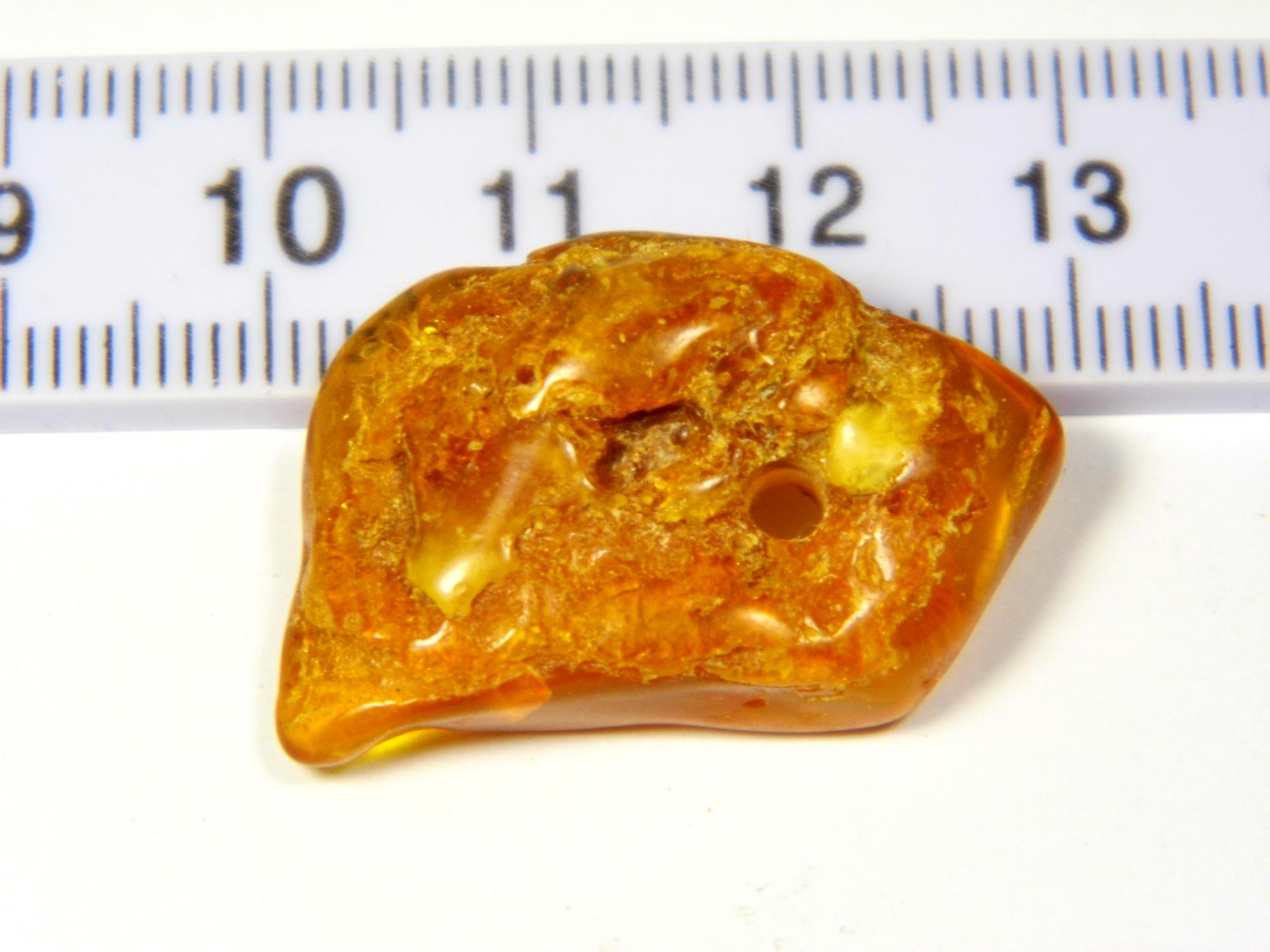 Gintarinis pakabukas amuletas su skyle. 2,5gr. rudo gintaro pakabukas. Gintarinis pakabukas. Natūralus Baltijos gintaras. 0467