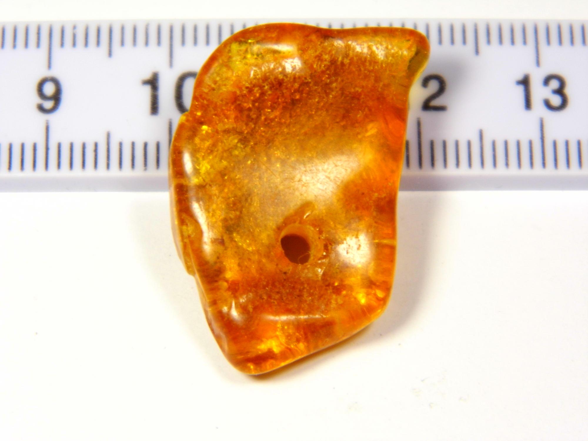 Gintarinis pakabukas amuletas su skyle. 2,5gr. rudo gintaro pakabukas. Gintarinis pakabukas. Natūralus Baltijos gintaras. 0467