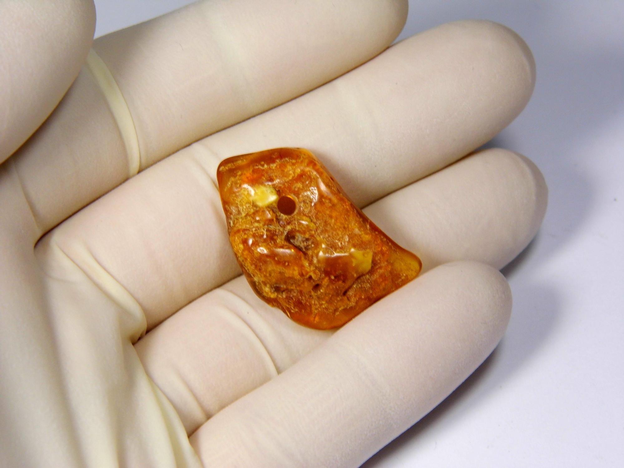 Gintarinis pakabukas amuletas su skyle. 2,5gr. rudo gintaro pakabukas. Gintarinis pakabukas. Natūralus Baltijos gintaras. 0467