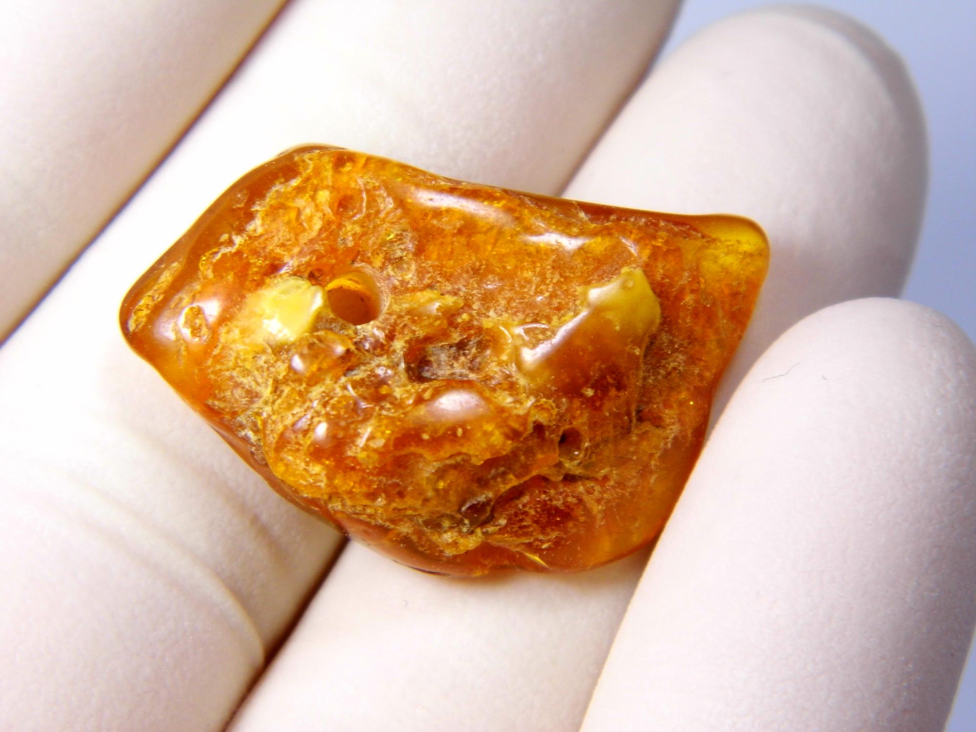 Gintarinis pakabukas amuletas su skyle. 2,5gr. rudo gintaro pakabukas. Gintarinis pakabukas. Natūralus Baltijos gintaras. 0467