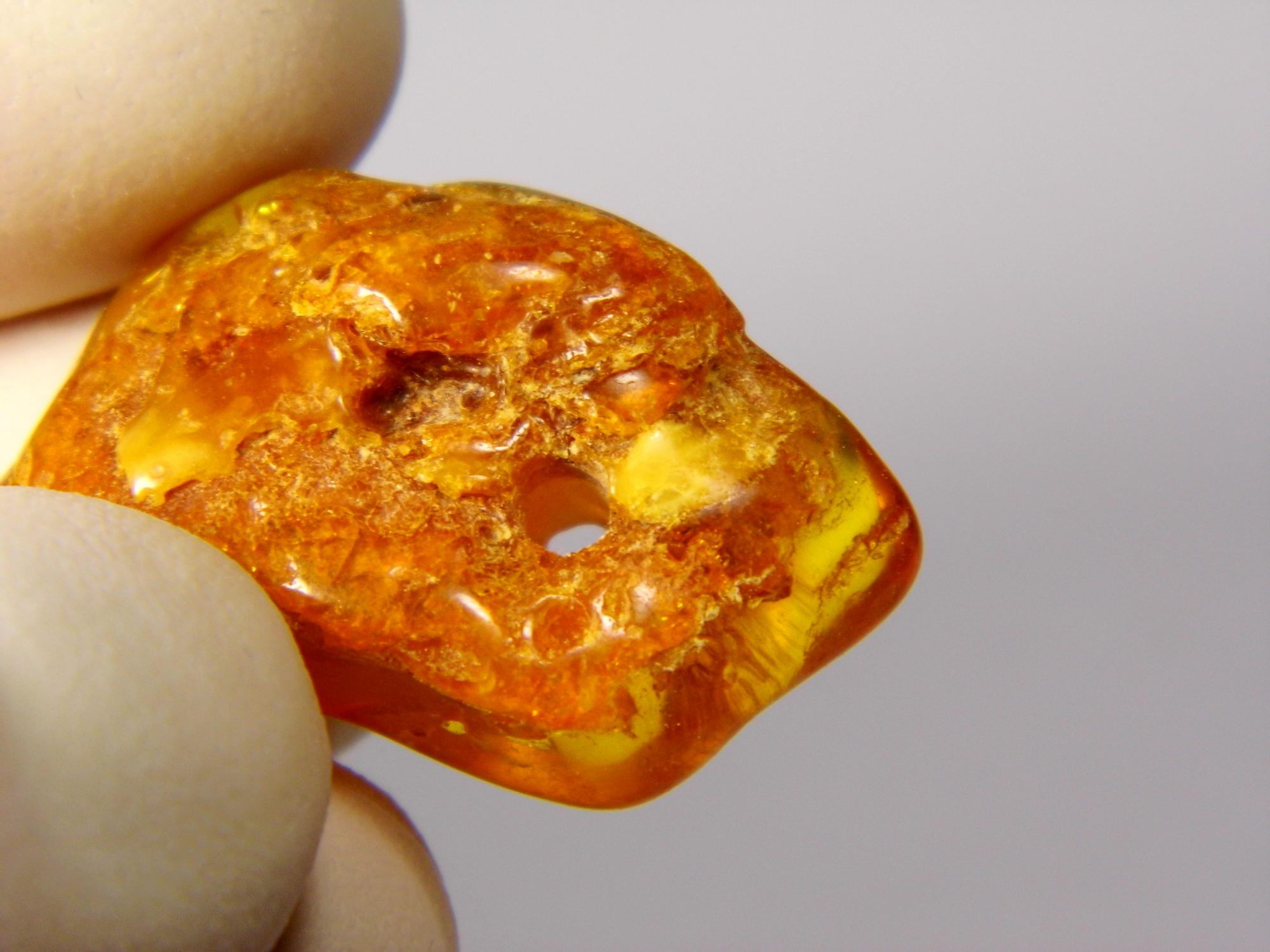 Gintarinis pakabukas amuletas su skyle. 2,5gr. rudo gintaro pakabukas. Gintarinis pakabukas. Natūralus Baltijos gintaras. 0467
