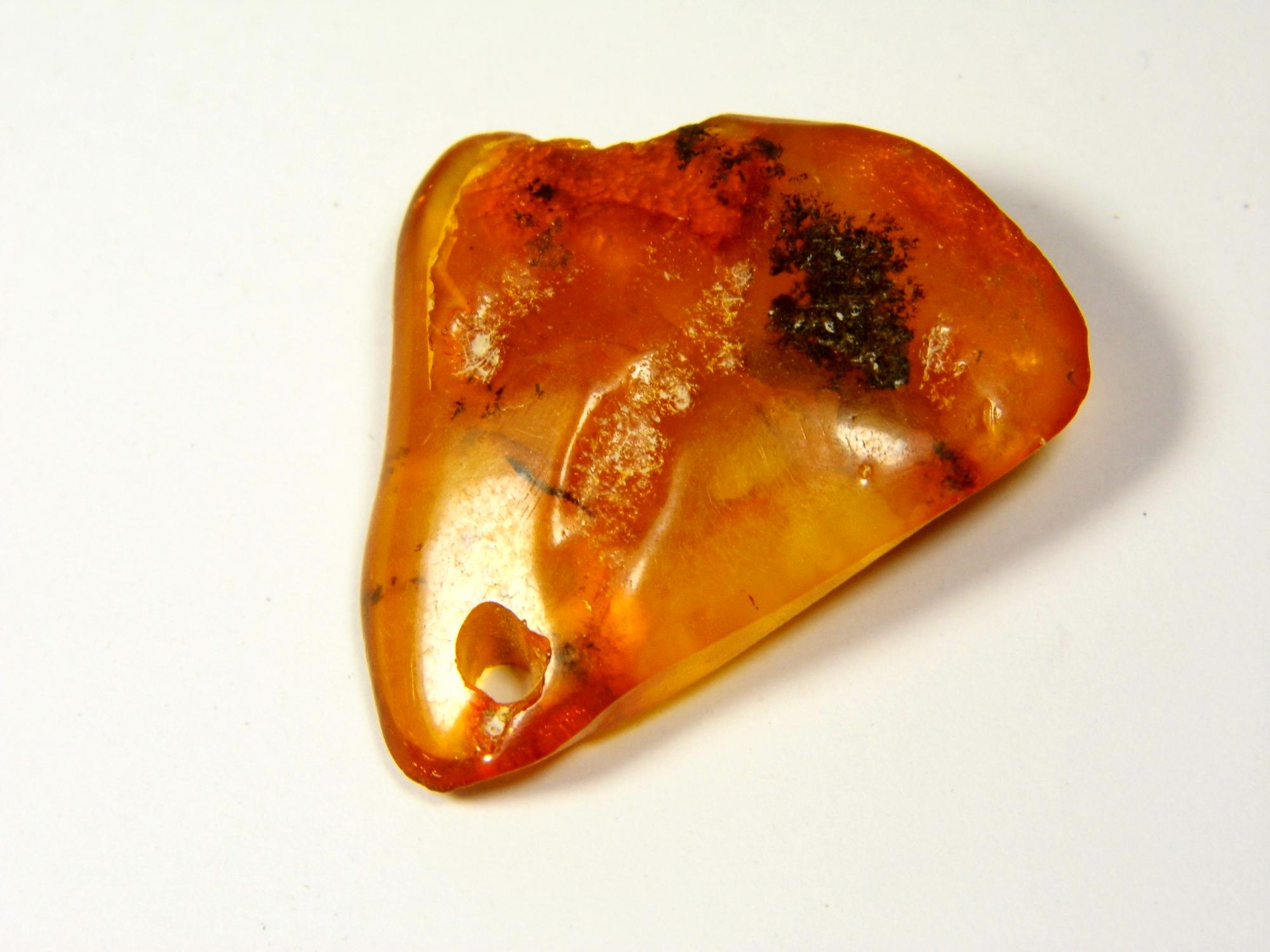 Gintarinis pakabukas amuletas su skyle. 3,6gr. rudo gintaro pakabukas. Gintarinis pakabukas. Natūralus Baltijos gintaras. 0468