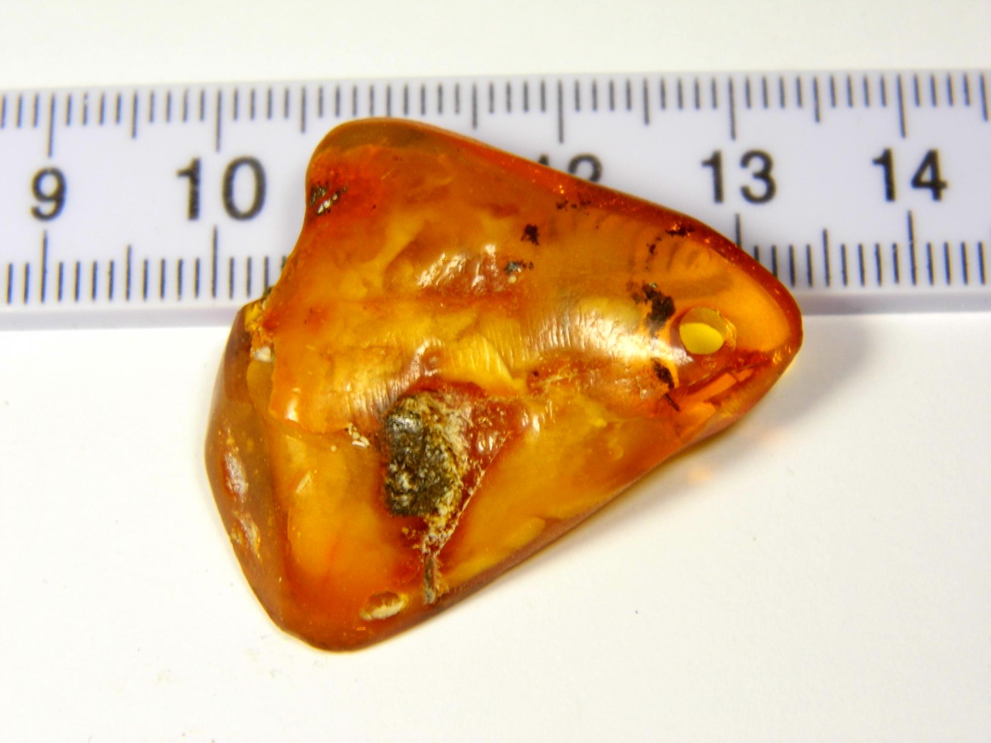 Gintarinis pakabukas amuletas su skyle. 3,6gr. rudo gintaro pakabukas. Gintarinis pakabukas. Natūralus Baltijos gintaras. 0468