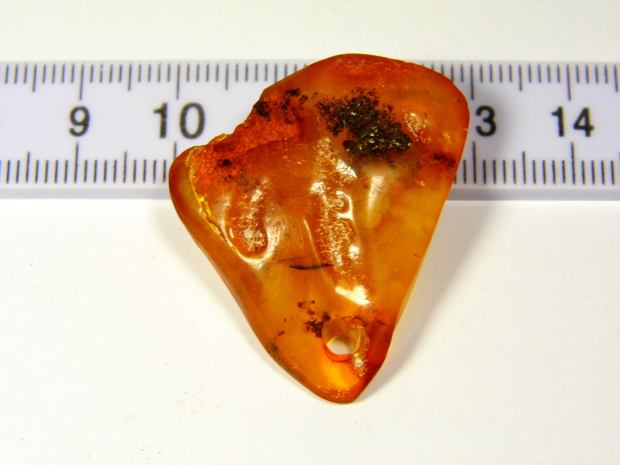 Gintarinis pakabukas amuletas su skyle. 3,6gr. rudo gintaro pakabukas. Gintarinis pakabukas. Natūralus Baltijos gintaras. 0468