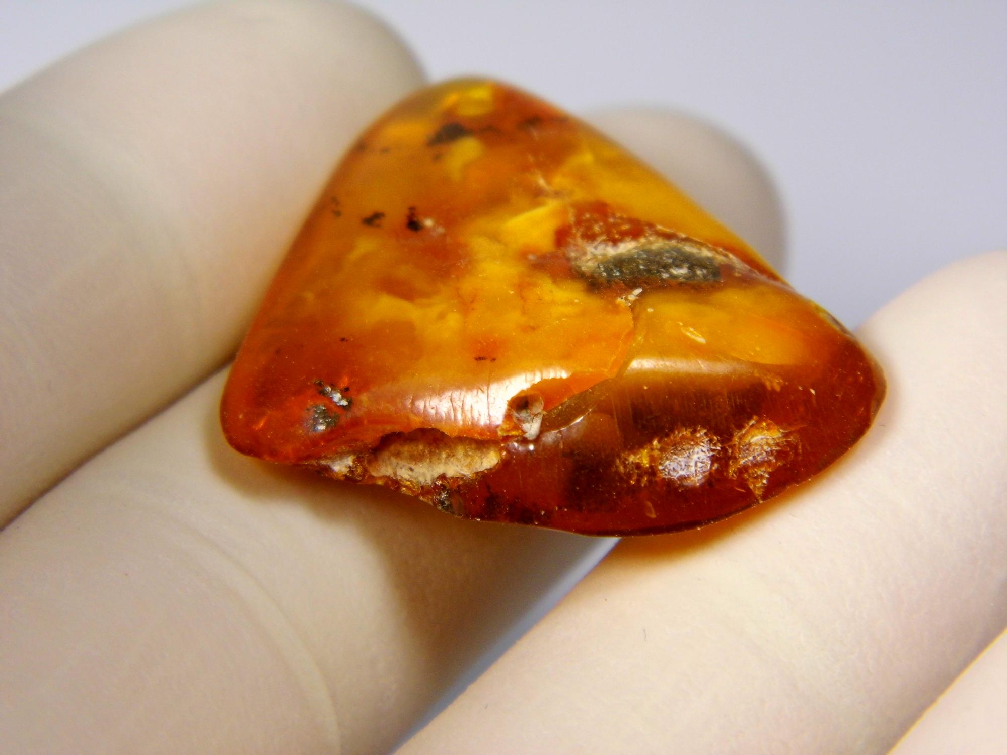 Gintarinis pakabukas amuletas su skyle. 3,6gr. rudo gintaro pakabukas. Gintarinis pakabukas. Natūralus Baltijos gintaras. 0468
