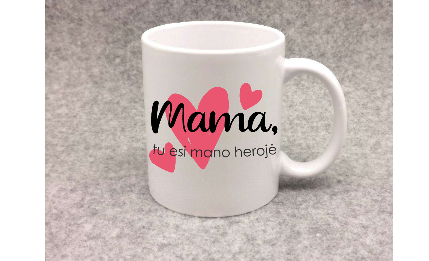 Spalvotas puodelis „Mama – herojė”