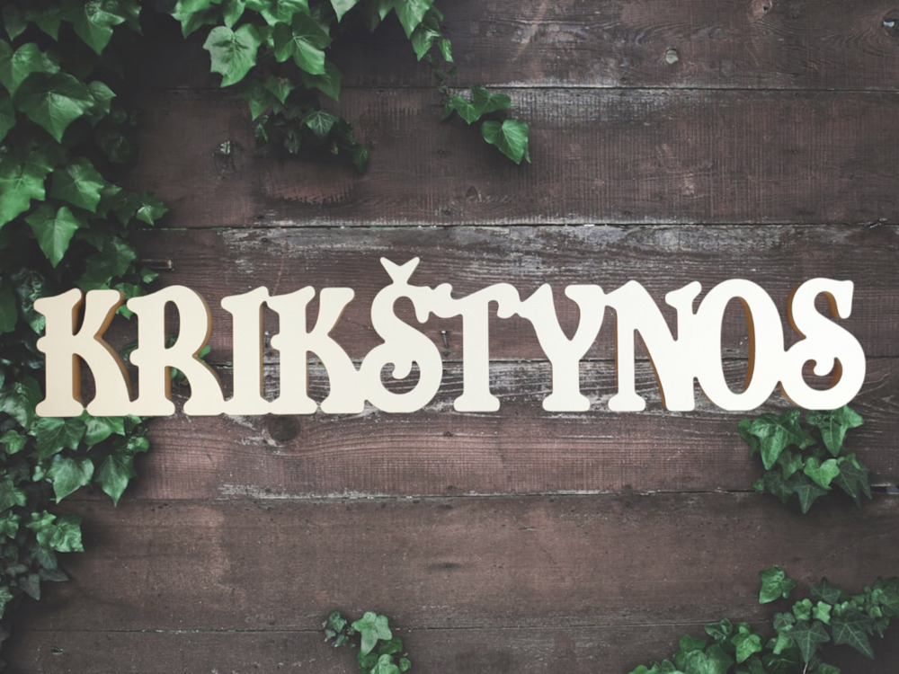 Pastatomas žodis „KRIKŠTYNOS“