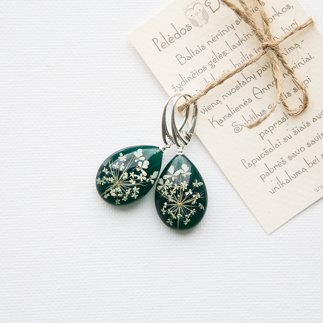 Sidabriniai lašo formos auskarai „Emerald Queen“