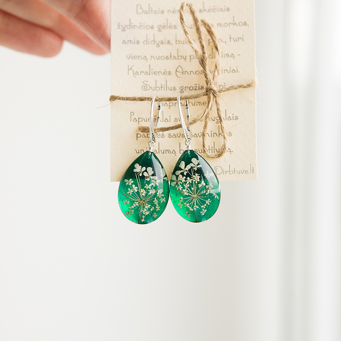 Sidabriniai lašo formos auskarai „Emerald Queen“