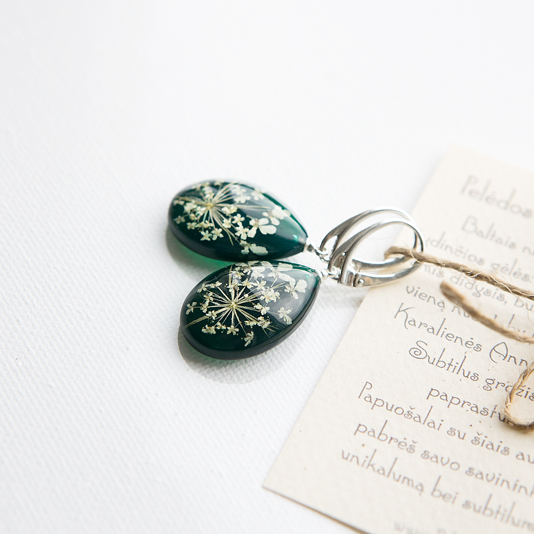 Sidabriniai lašo formos auskarai „Emerald Queen“