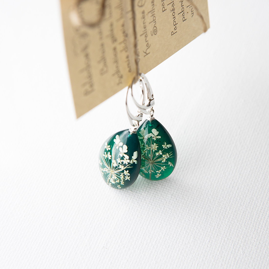 Sidabriniai lašo formos auskarai „Emerald Queen“