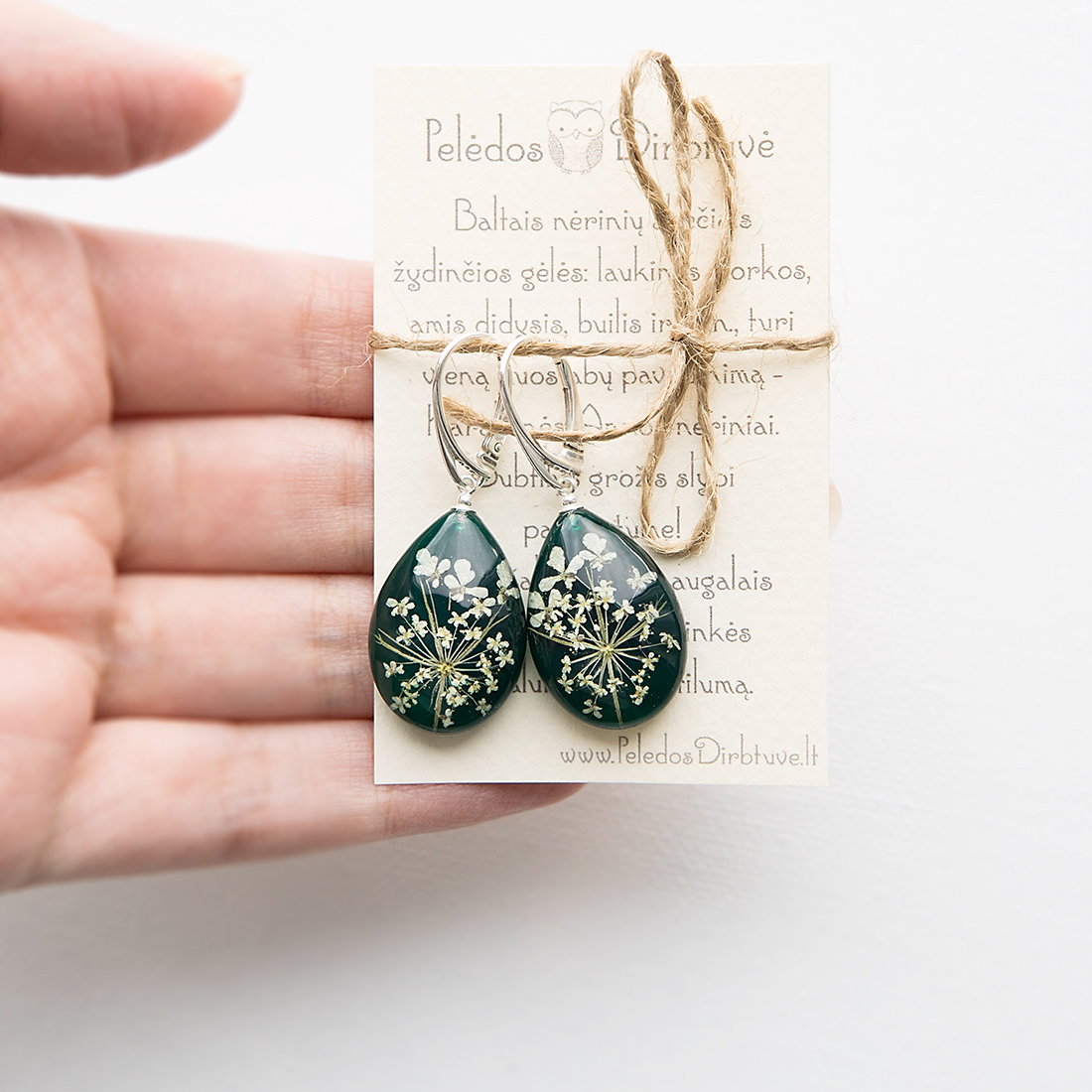 Sidabriniai lašo formos auskarai „Emerald Queen“