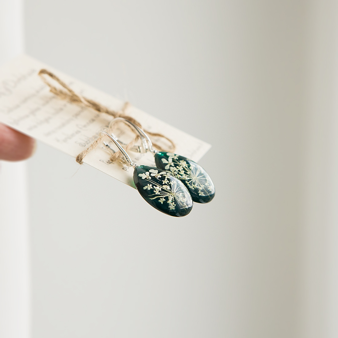 Sidabriniai lašo formos auskarai „Emerald Queen“