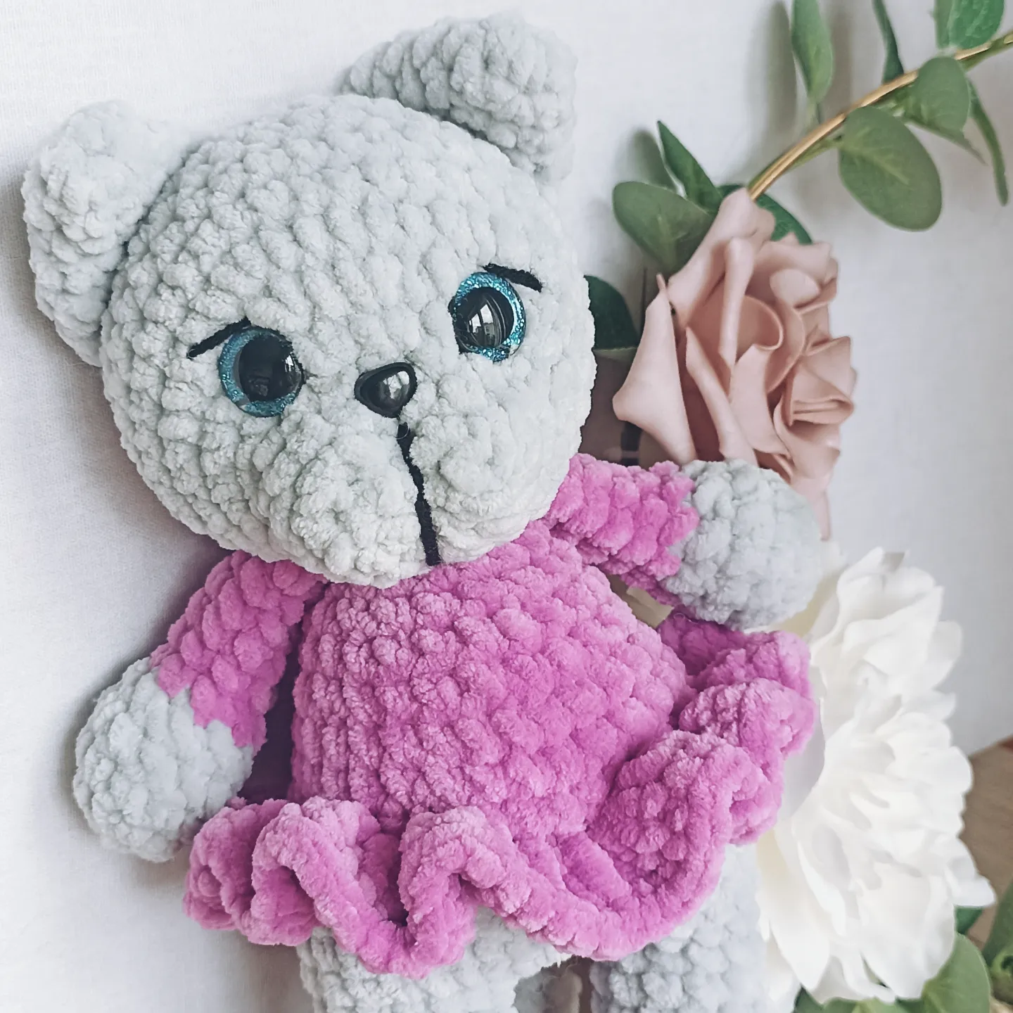 Nertos pliušinės katytės su sijonėliais ~25cm.Puiki Kalėdinė dovana, Krikštynų dovana, Naujagimio dovana, Palankynų dovana.