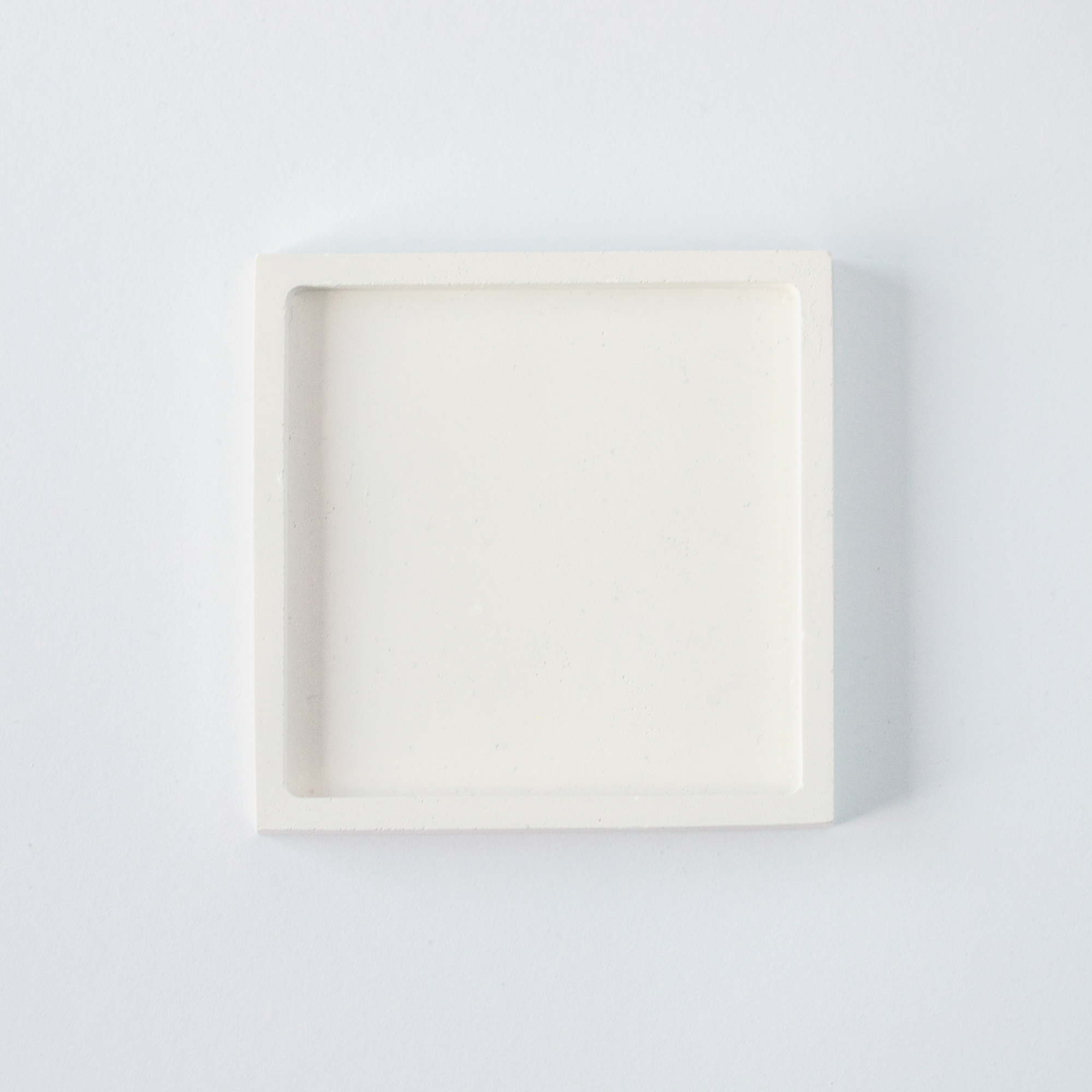 Kvadratinis gipso padėkliukas – minimalistinė elegancija žvakėms ir namų dekoravimui