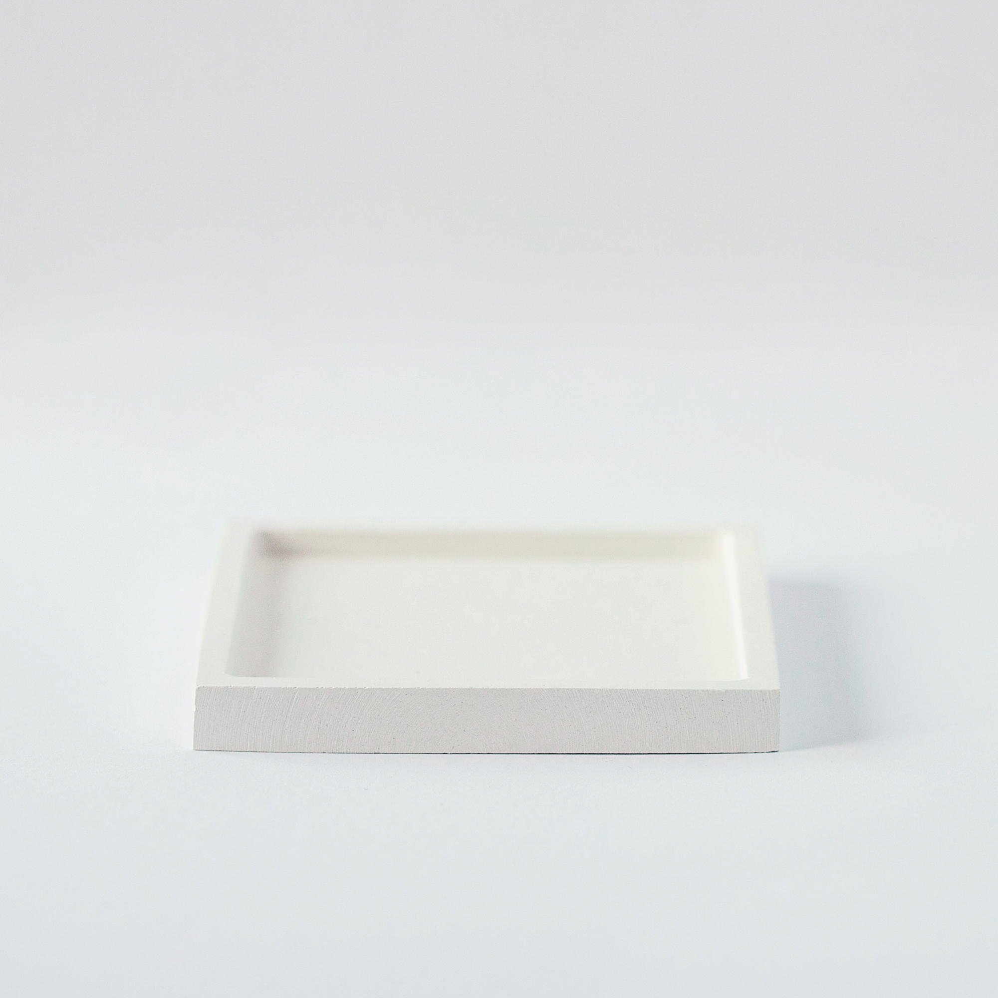 Kvadratinis gipso padėkliukas – minimalistinė elegancija žvakėms ir namų dekoravimui