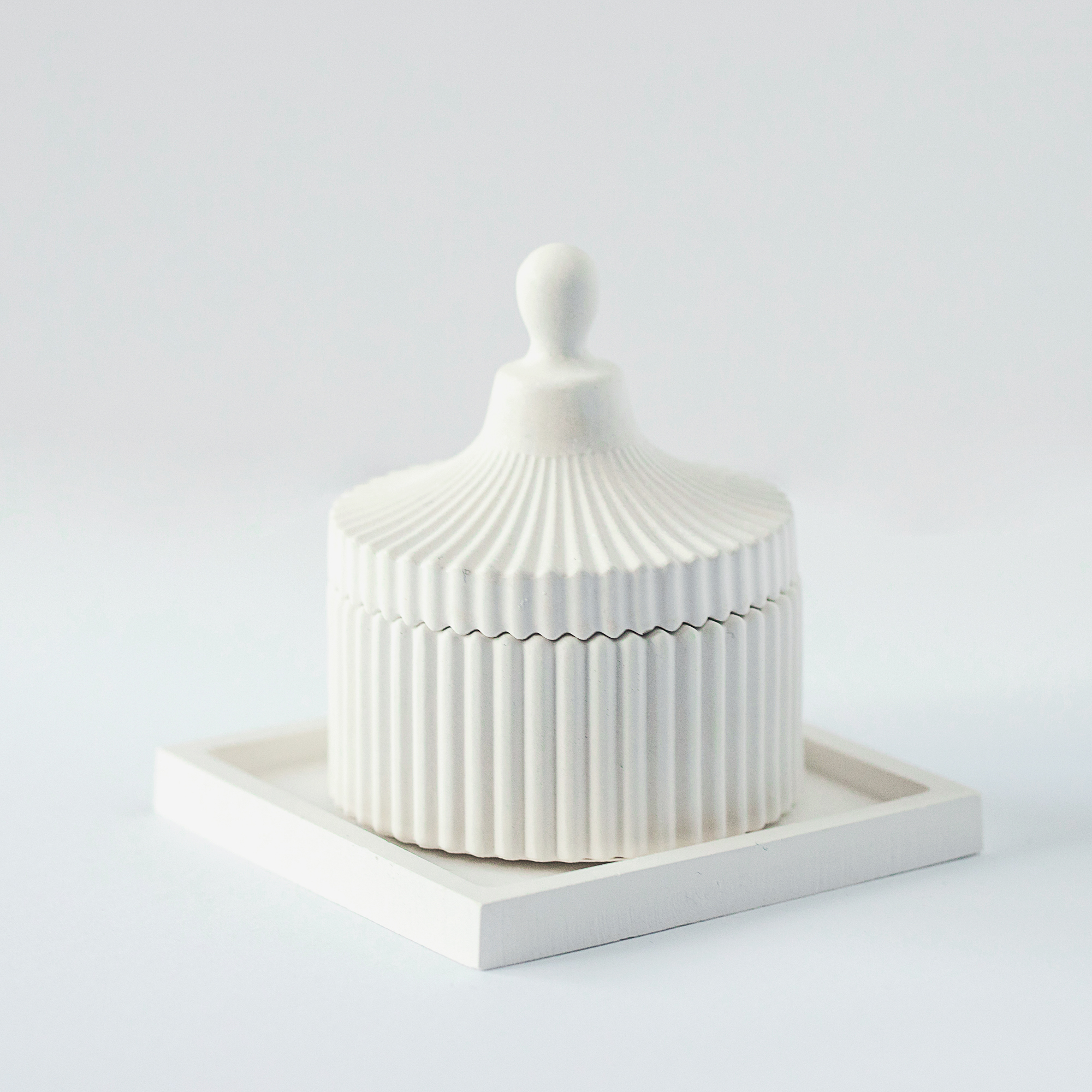 Kvadratinis gipso padėkliukas – minimalistinė elegancija žvakėms ir namų dekoravimui