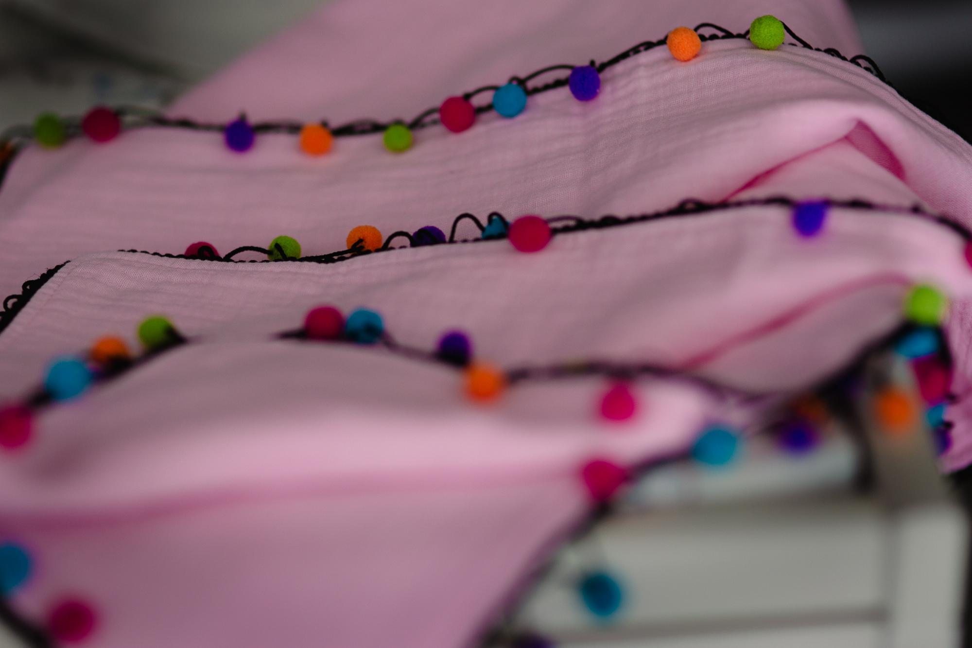 Dviejų sluoksnių medvilnės muslino pledukas kūdikiams su margais žaismingais pomponais „BABY PINK“