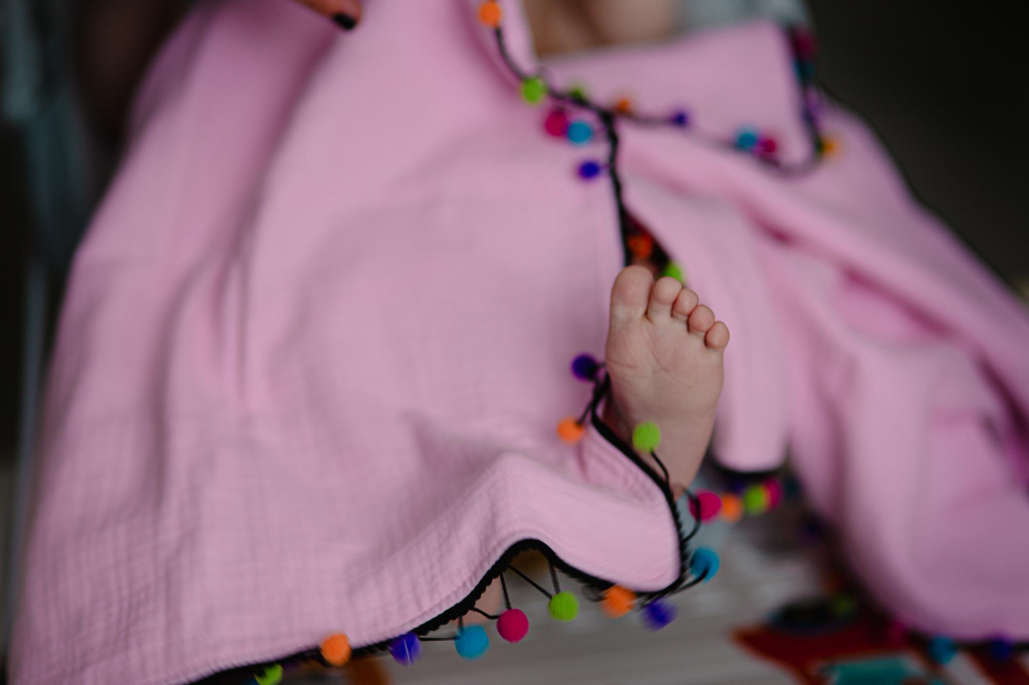 Dviejų sluoksnių medvilnės muslino pledukas kūdikiams su margais žaismingais pomponais „BABY PINK“