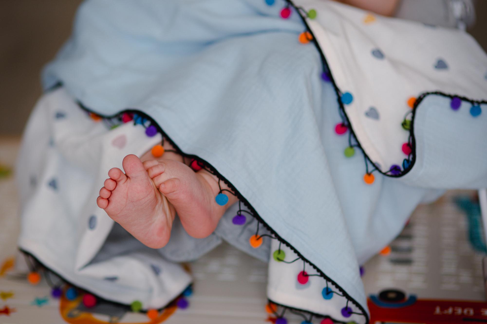 Dviejų sluoksnių medvilnės muslino pledukas kūdikiams su margais žaismingais pomponais „BABY PINK“