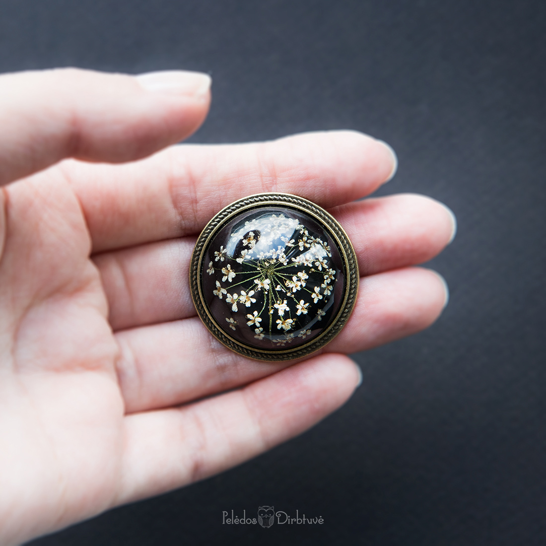 Vintažinio stiliaus sagė su gėlių nėriniais „Black Queen“ (37mm)
