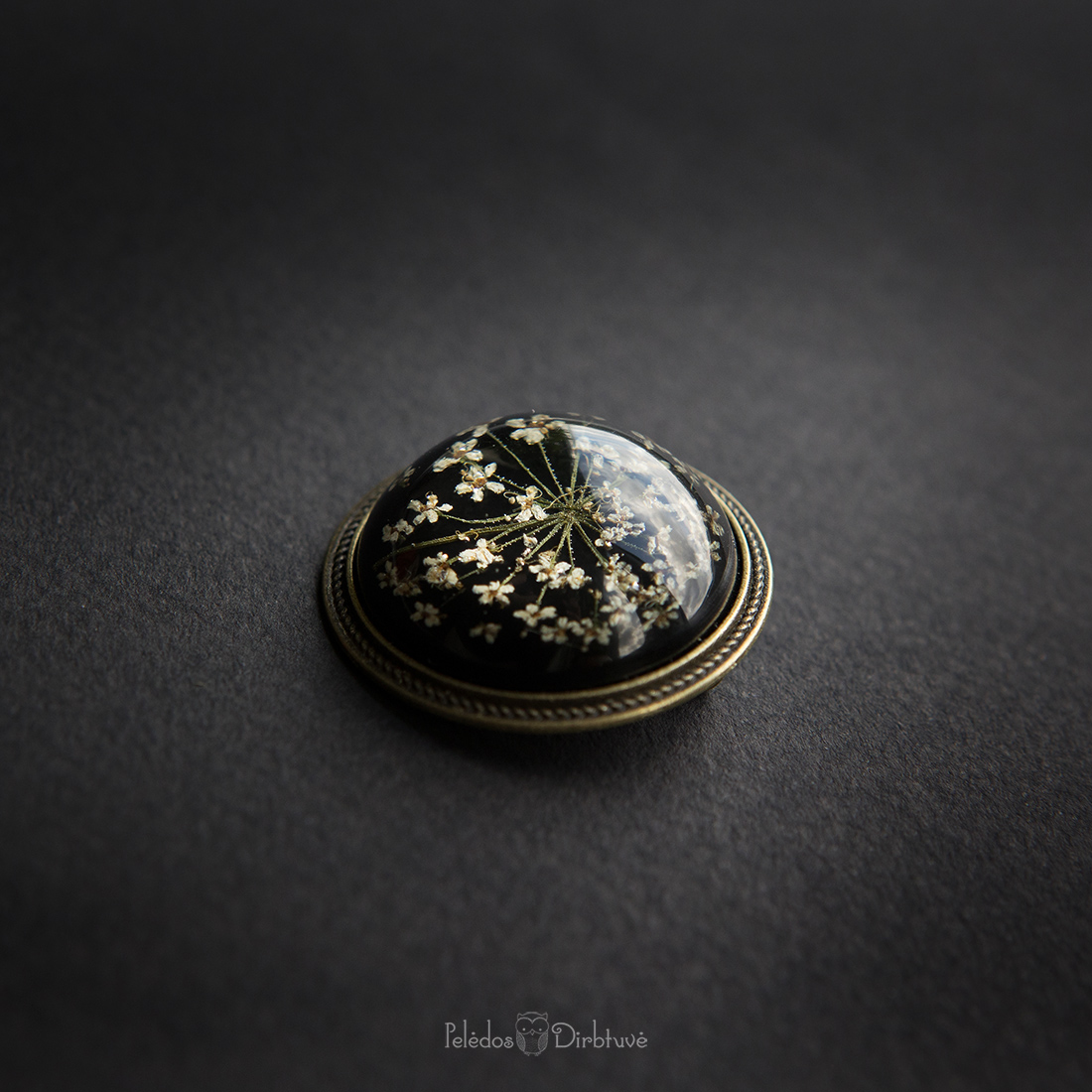 Vintažinio stiliaus sagė su gėlių nėriniais „Black Queen“ (37mm)