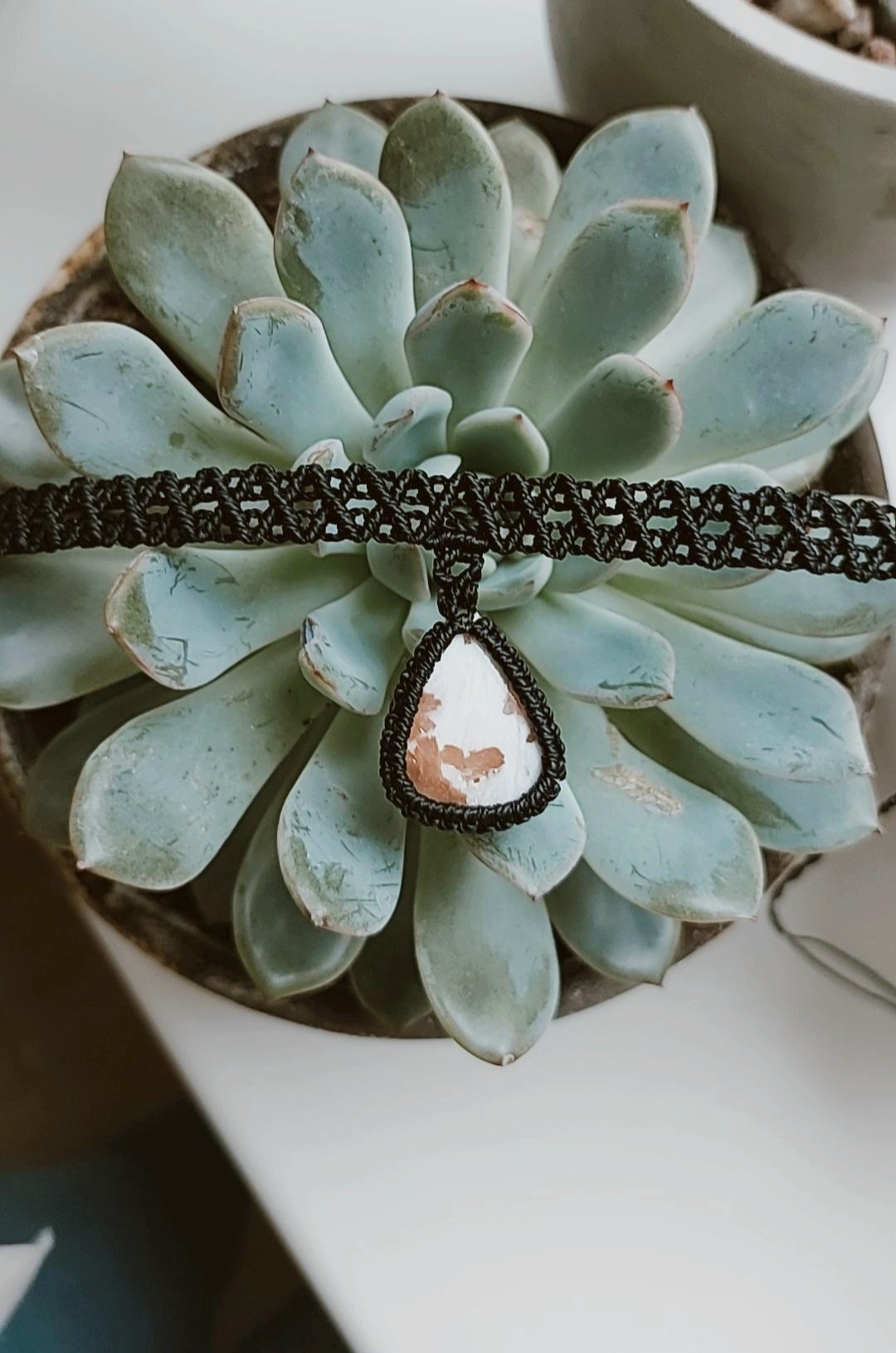 Macrame čokeris su Skolecito akmeniu