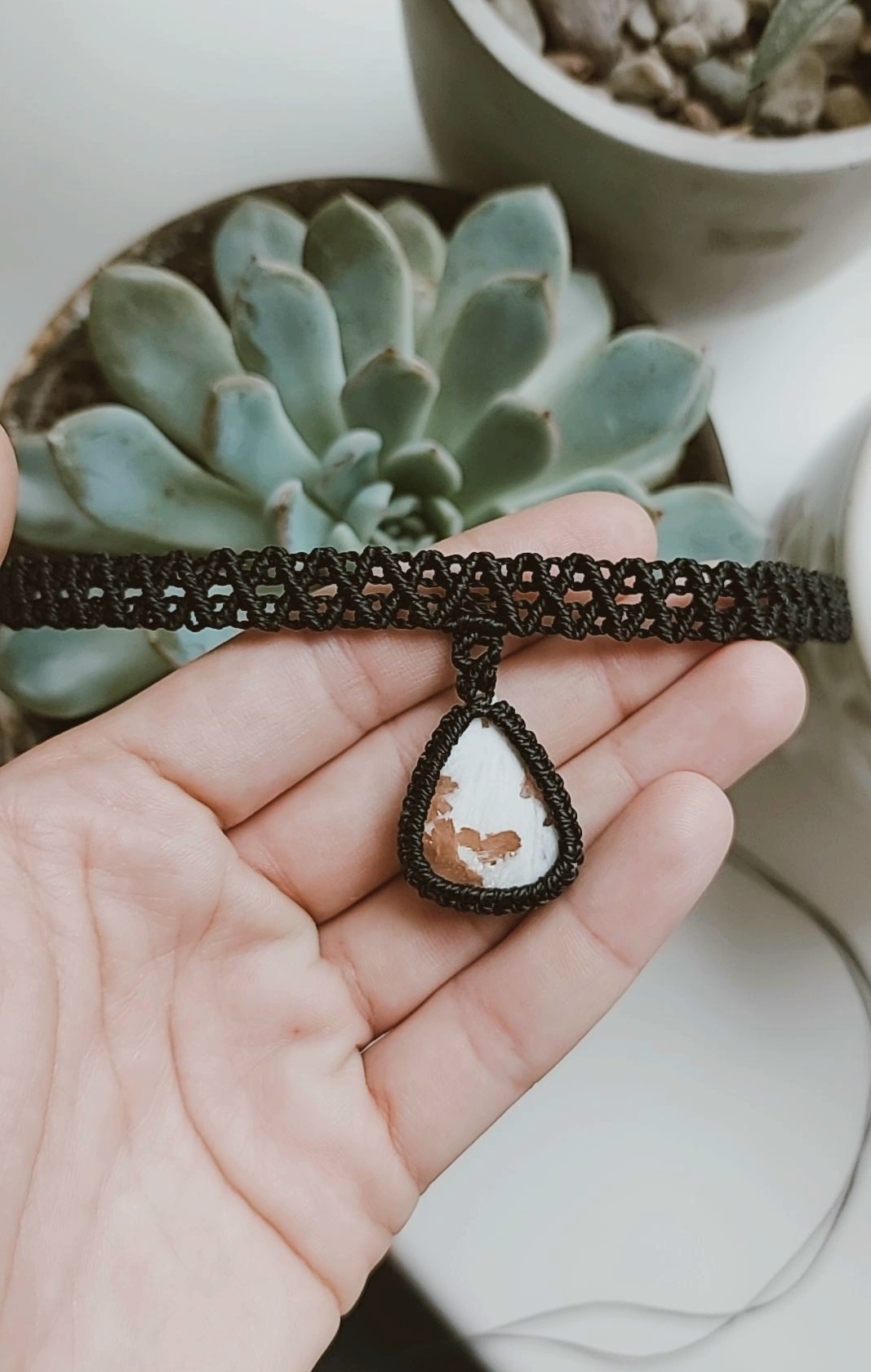 Macrame čokeris su Skolecito akmeniu