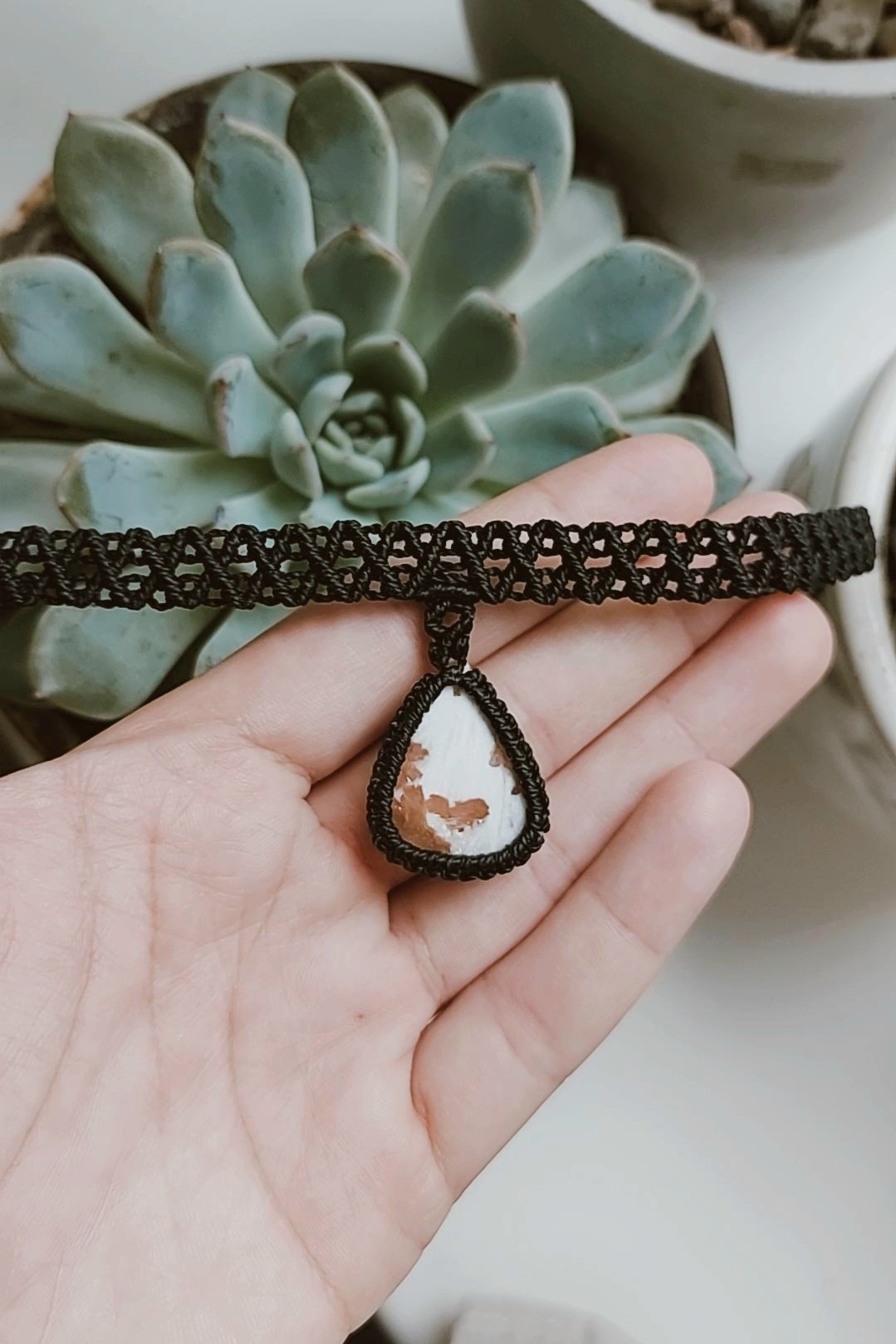 Macrame čokeris su Skolecito akmeniu