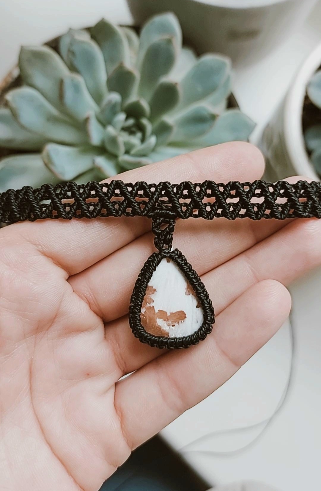 Macrame čokeris su Skolecito akmeniu