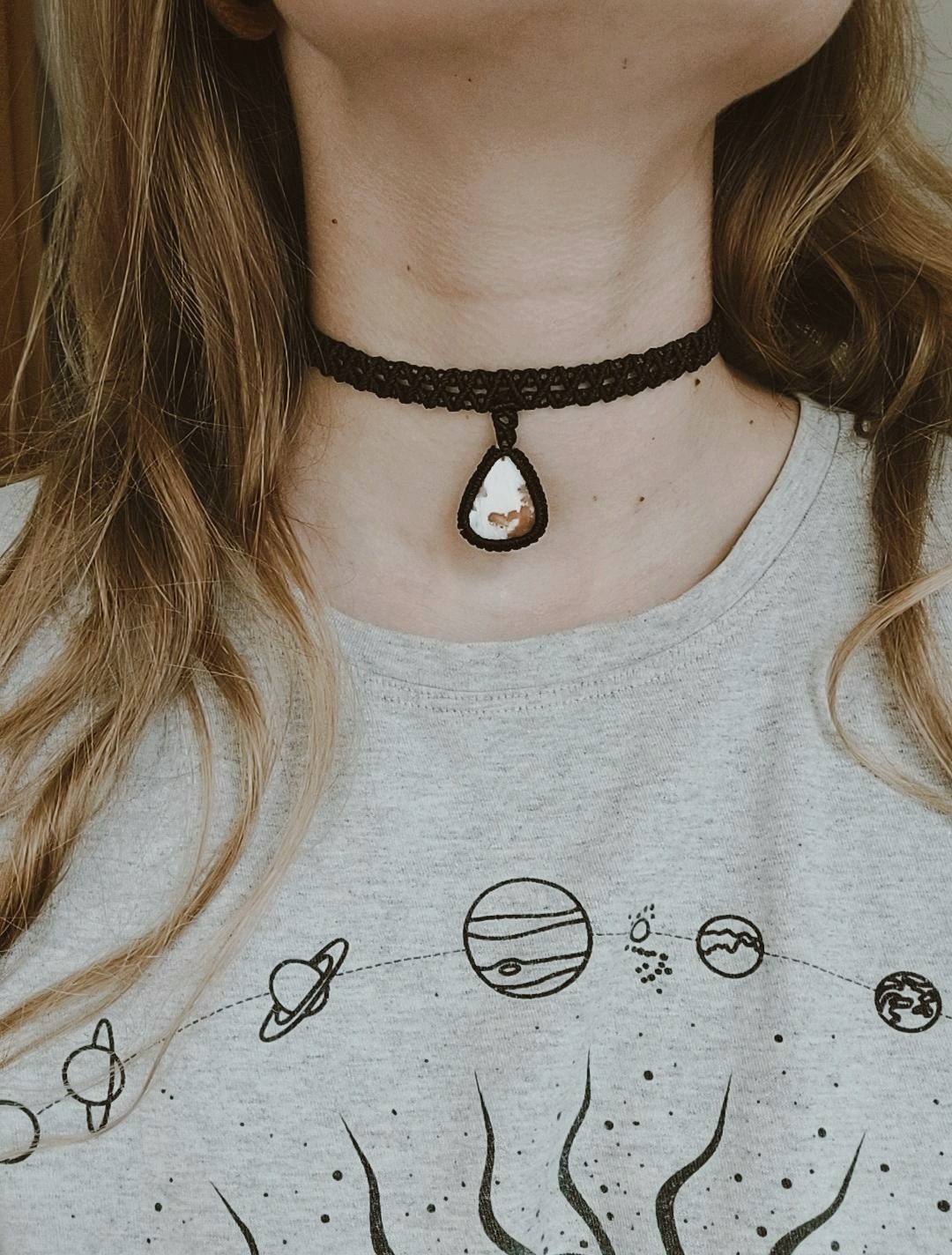 Macrame čokeris su Skolecito akmeniu