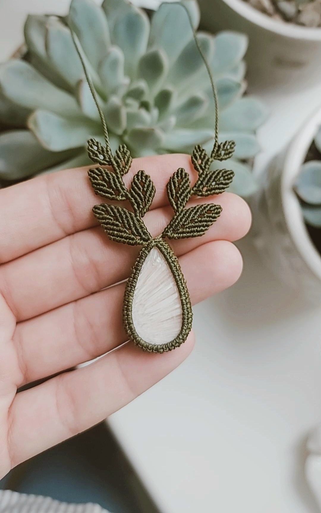 Macrame kaklo papuošalas