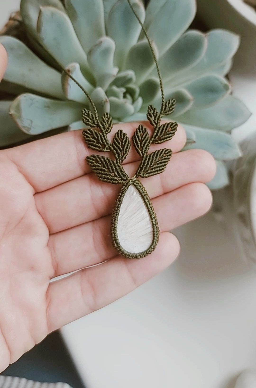 Macrame kaklo papuošalas