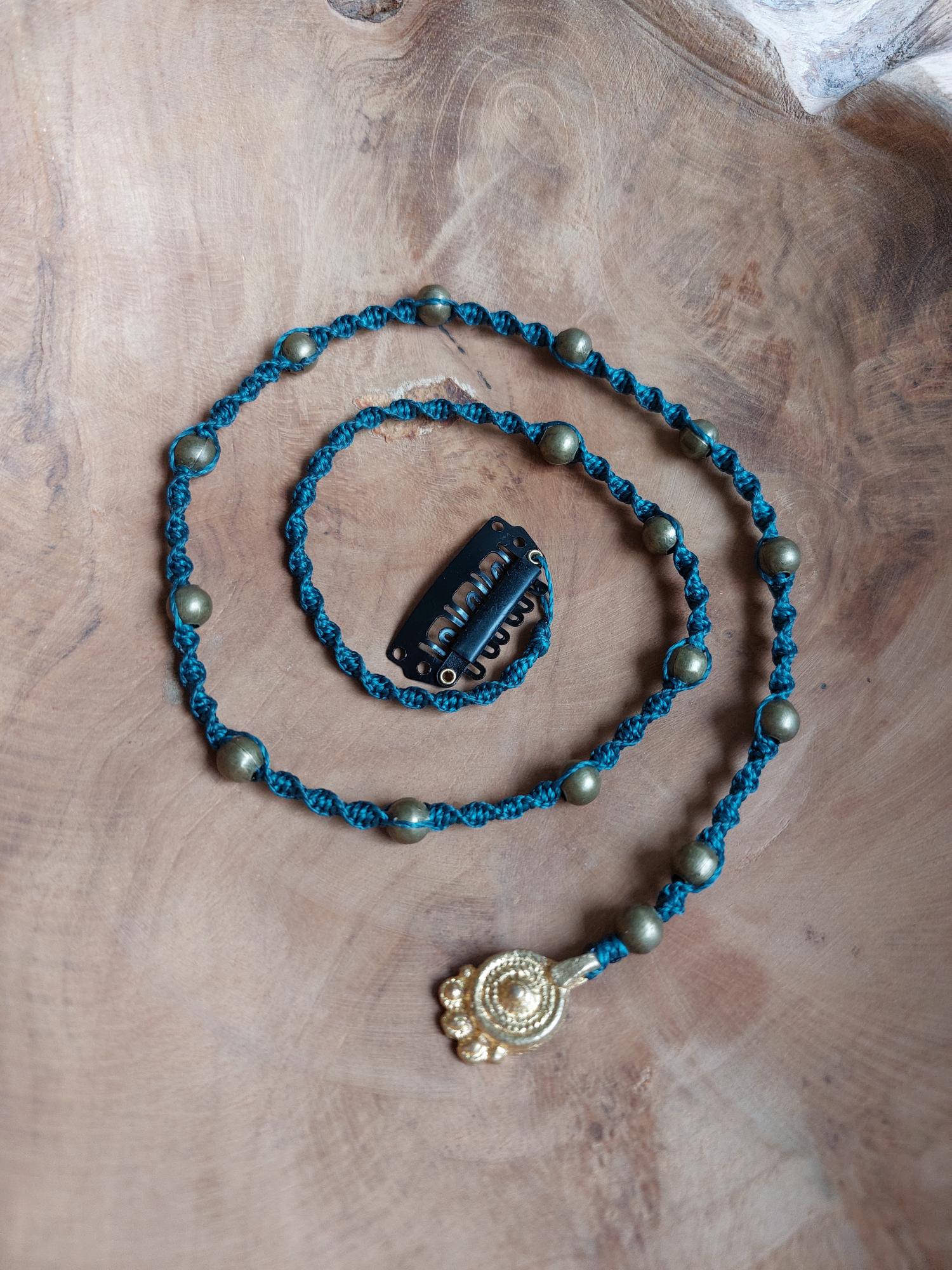 Macrame sruoga į plaukus