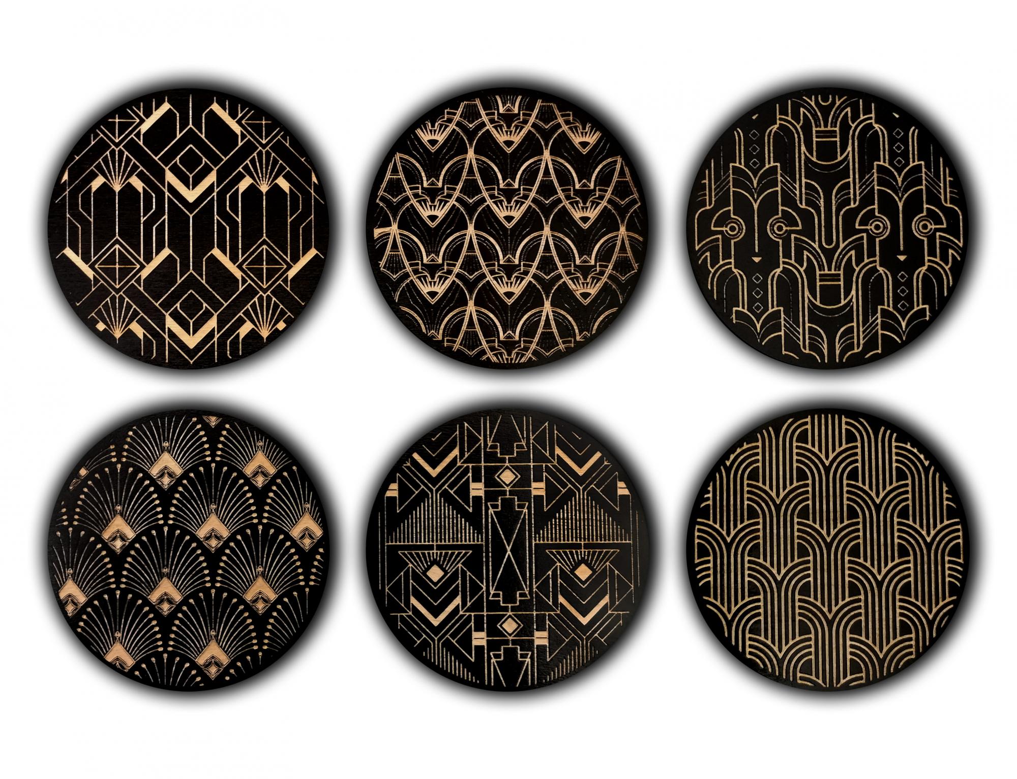 Medinių puodelių padėkliukų rinkinys „Art Deco“ (4 – 6 vnt)