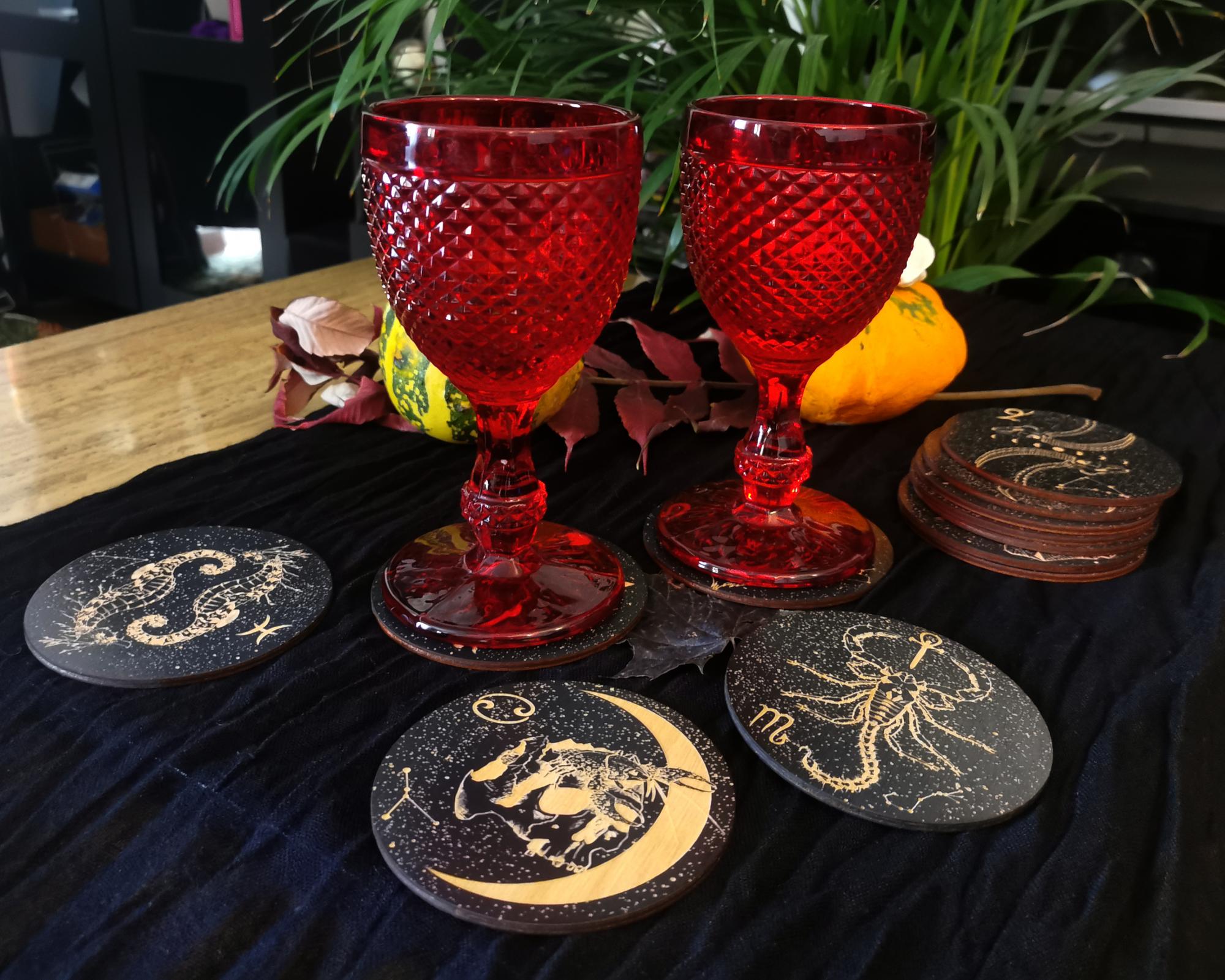 Medinių puodelių padėkliukų rinkinys „Zodiakas“ (4 – 12 vnt)