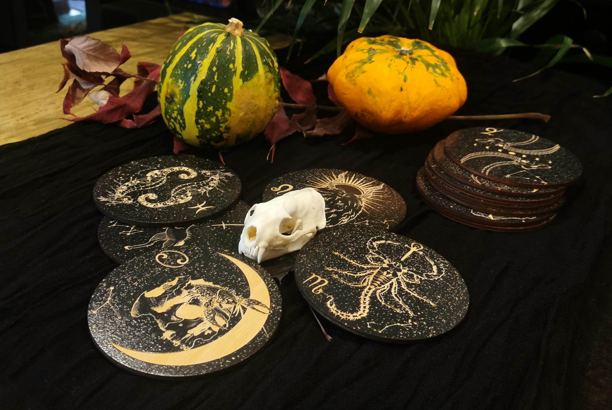 Medinių puodelių padėkliukų rinkinys „Zodiakas“ (4 – 12 vnt)