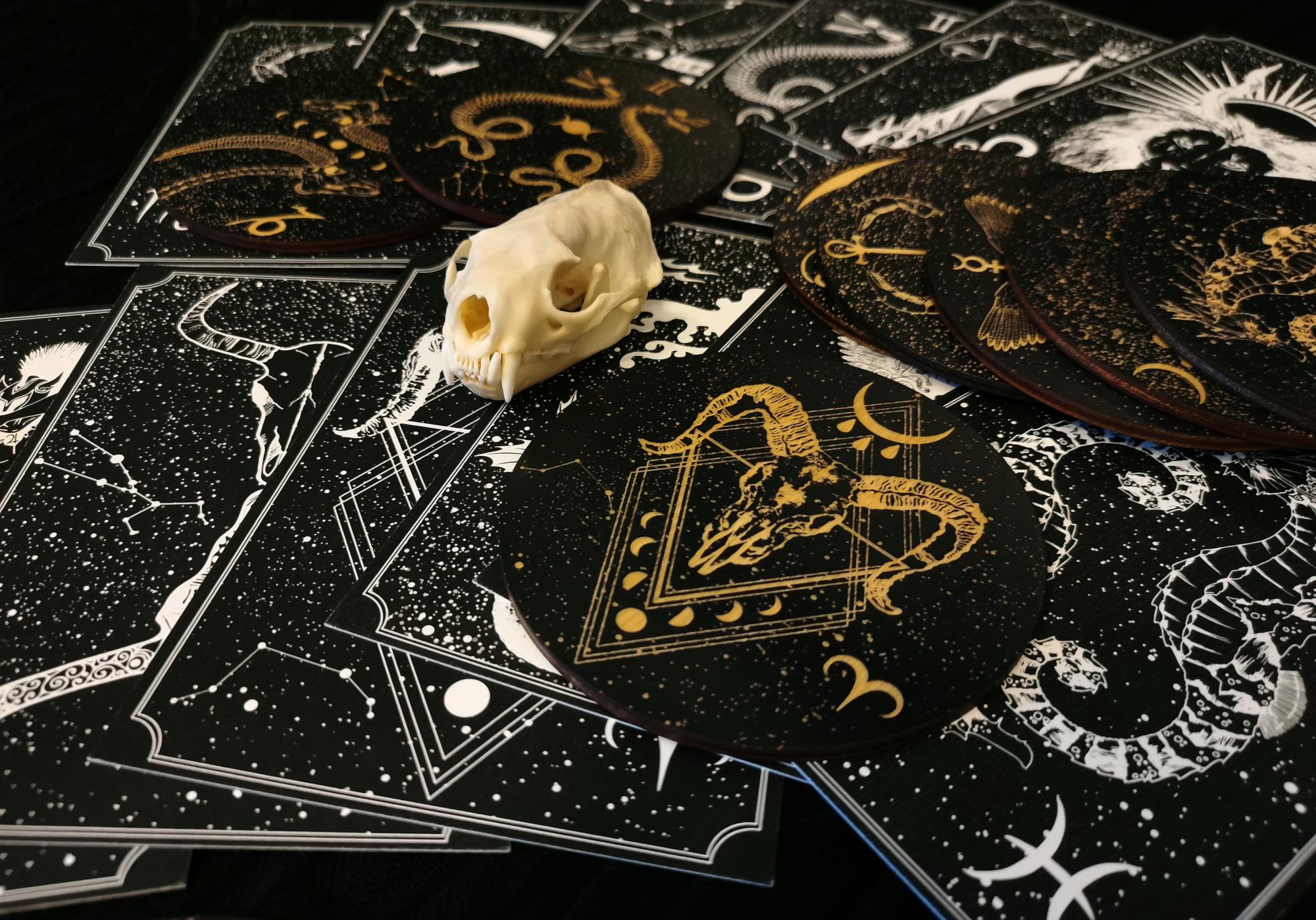 Medinių puodelių padėkliukų rinkinys „Zodiakas“ (4 – 12 vnt)