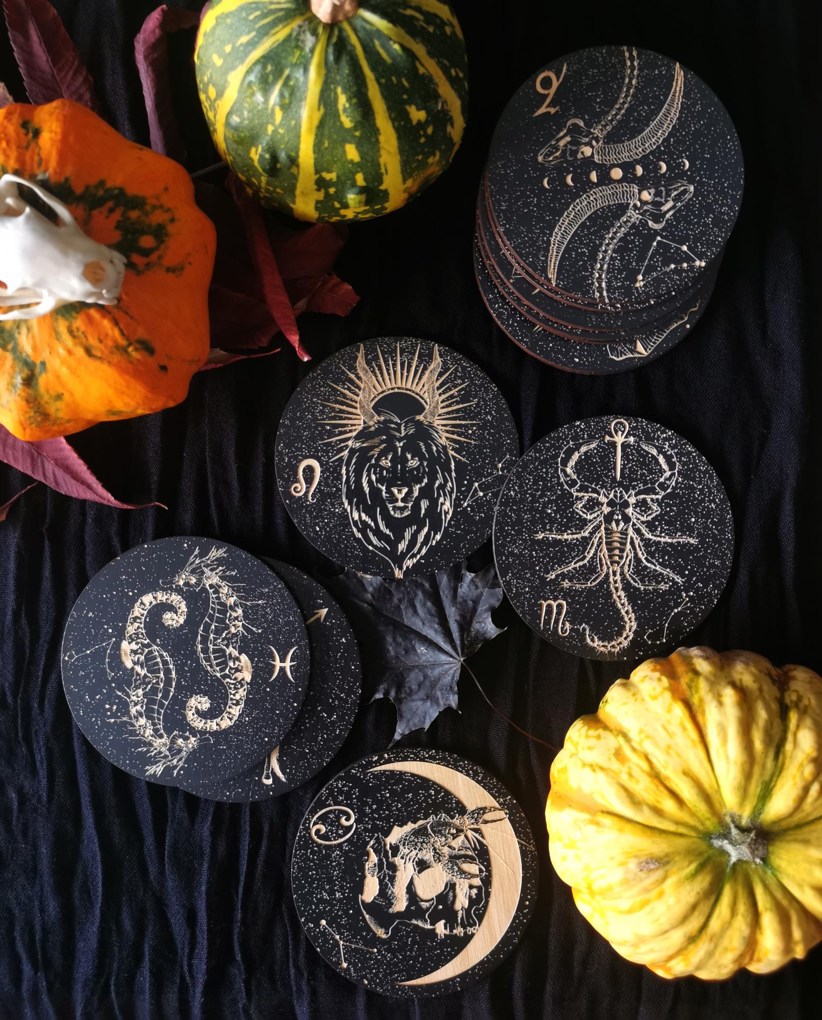 Medinių puodelių padėkliukų rinkinys „Zodiakas“ (4 – 12 vnt)