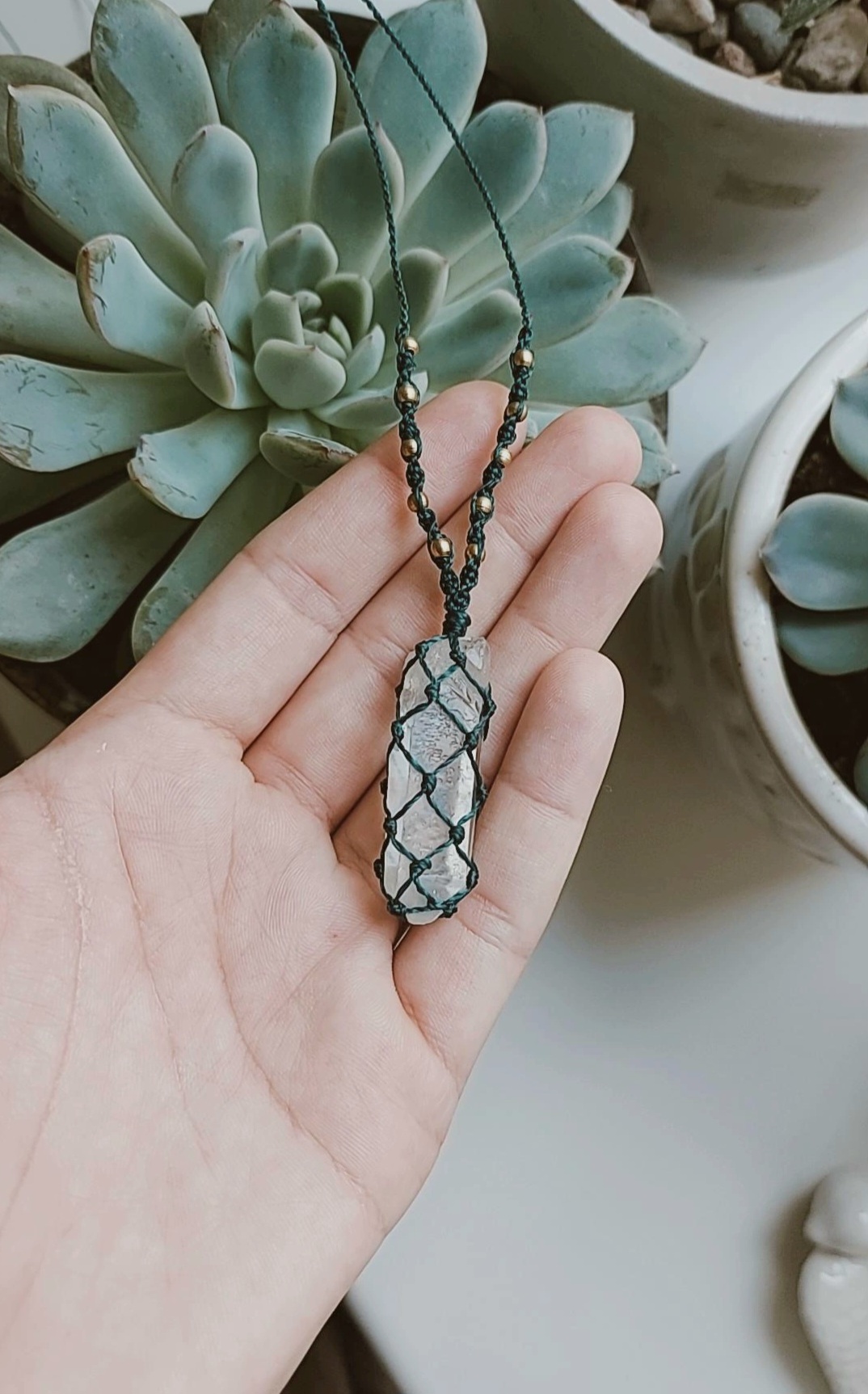 Macrame pakabutis su kalnų krištolu