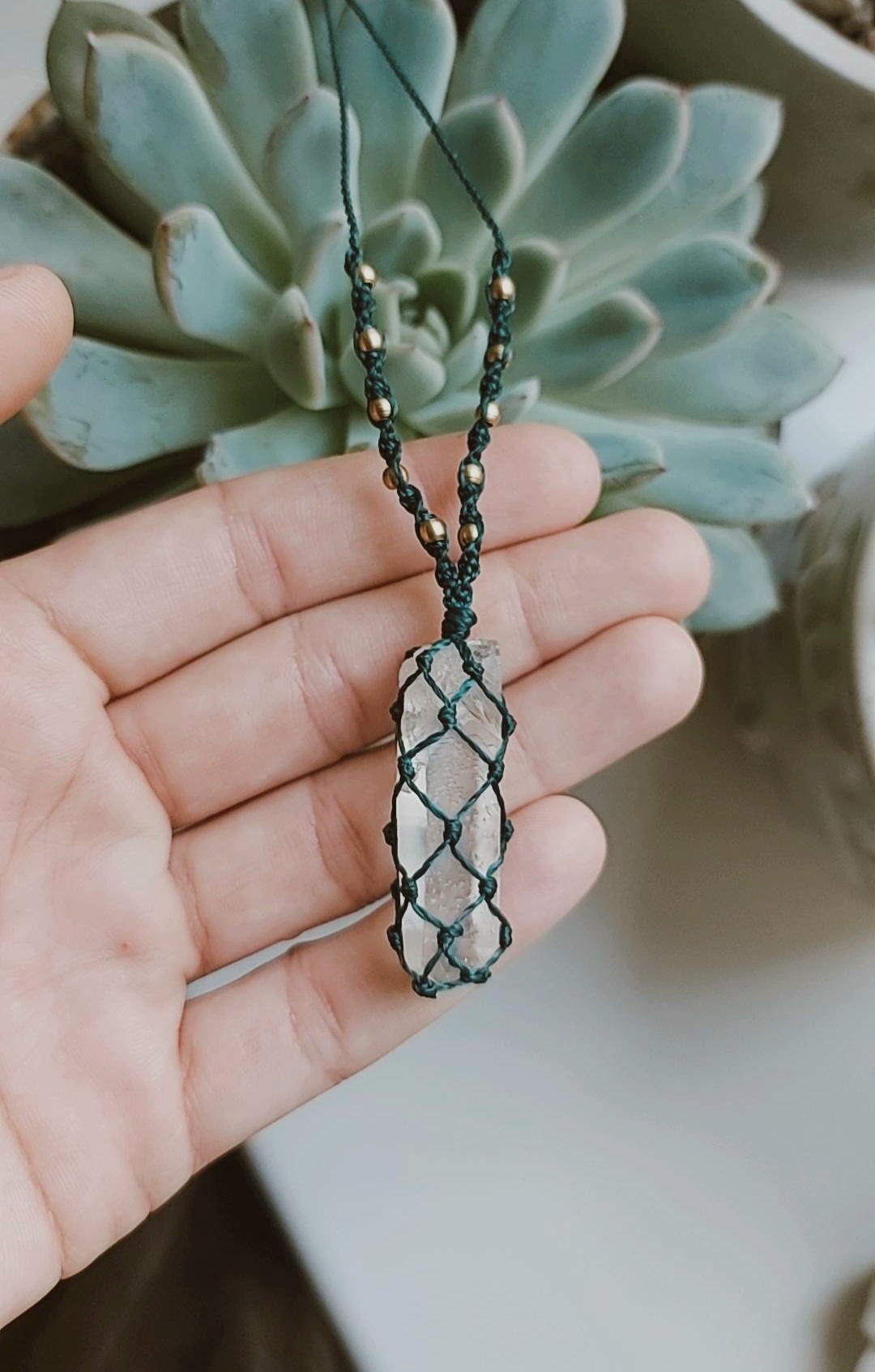 Macrame pakabutis su kalnų krištolu