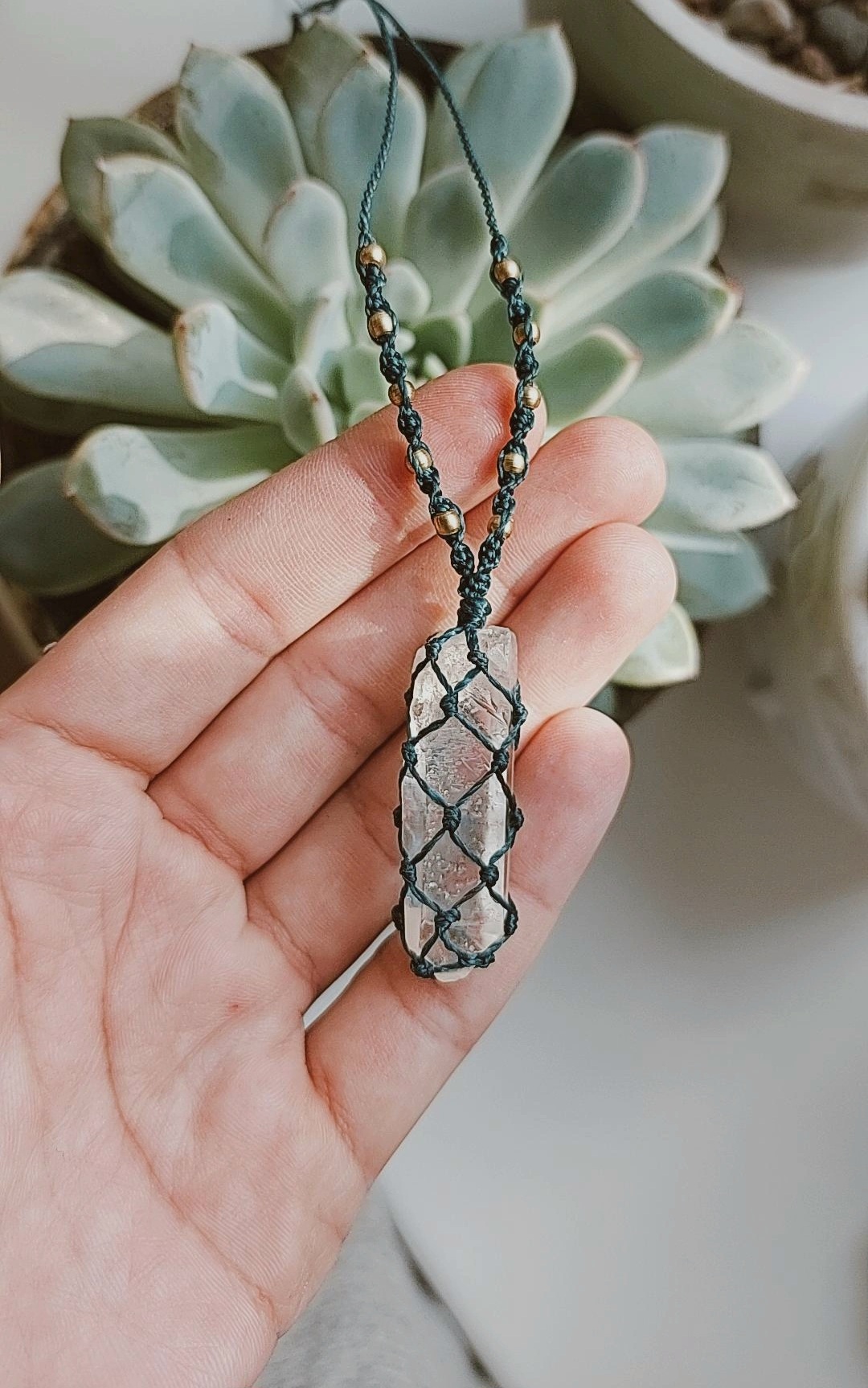 Macrame pakabutis su kalnų krištolu