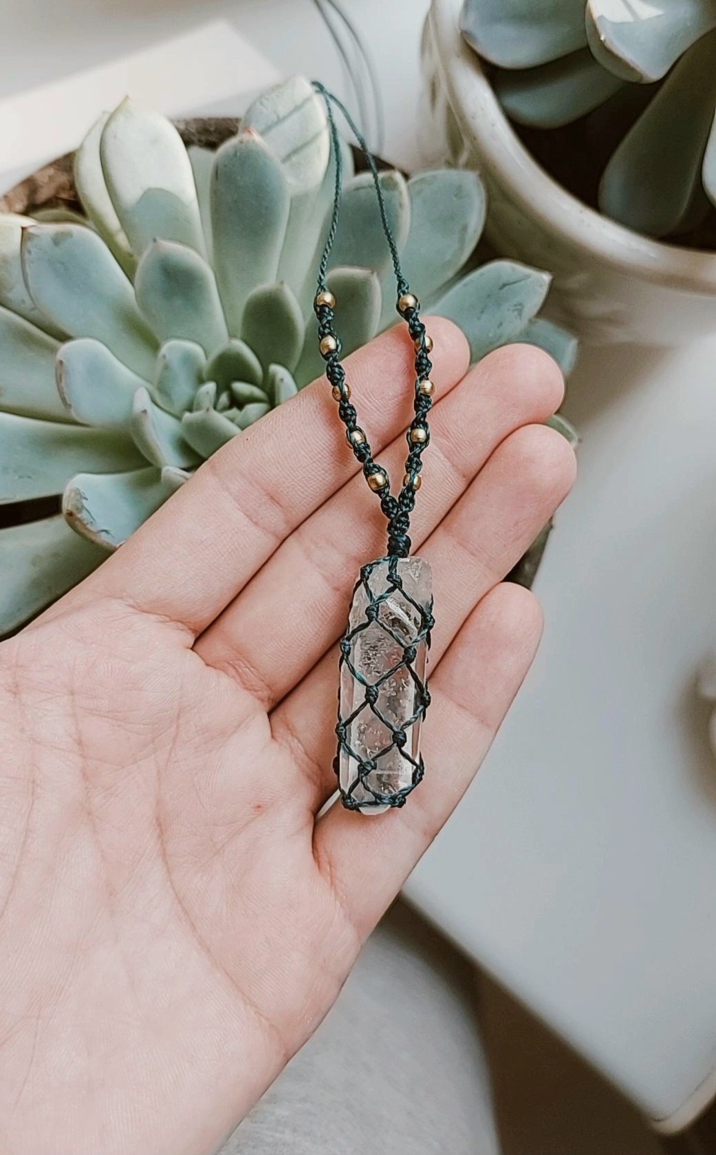Macrame pakabutis su kalnų krištolu
