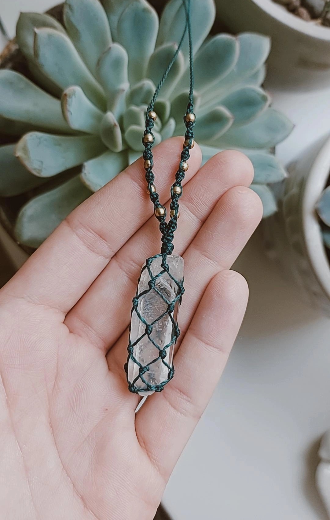 Macrame pakabutis su kalnų krištolu