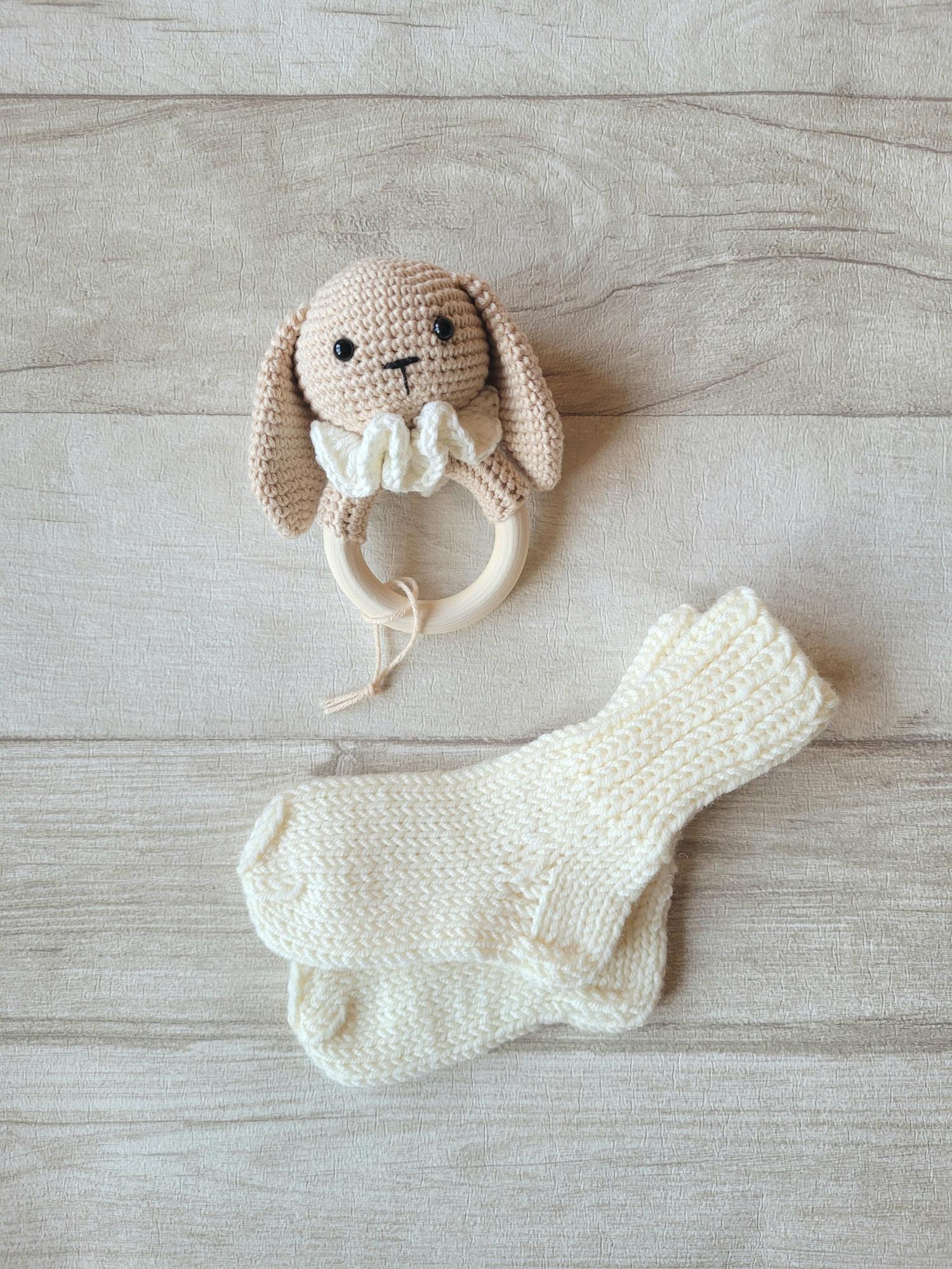 Kramtukas barškutis ir kojinaitės. Dovana naujagimiui